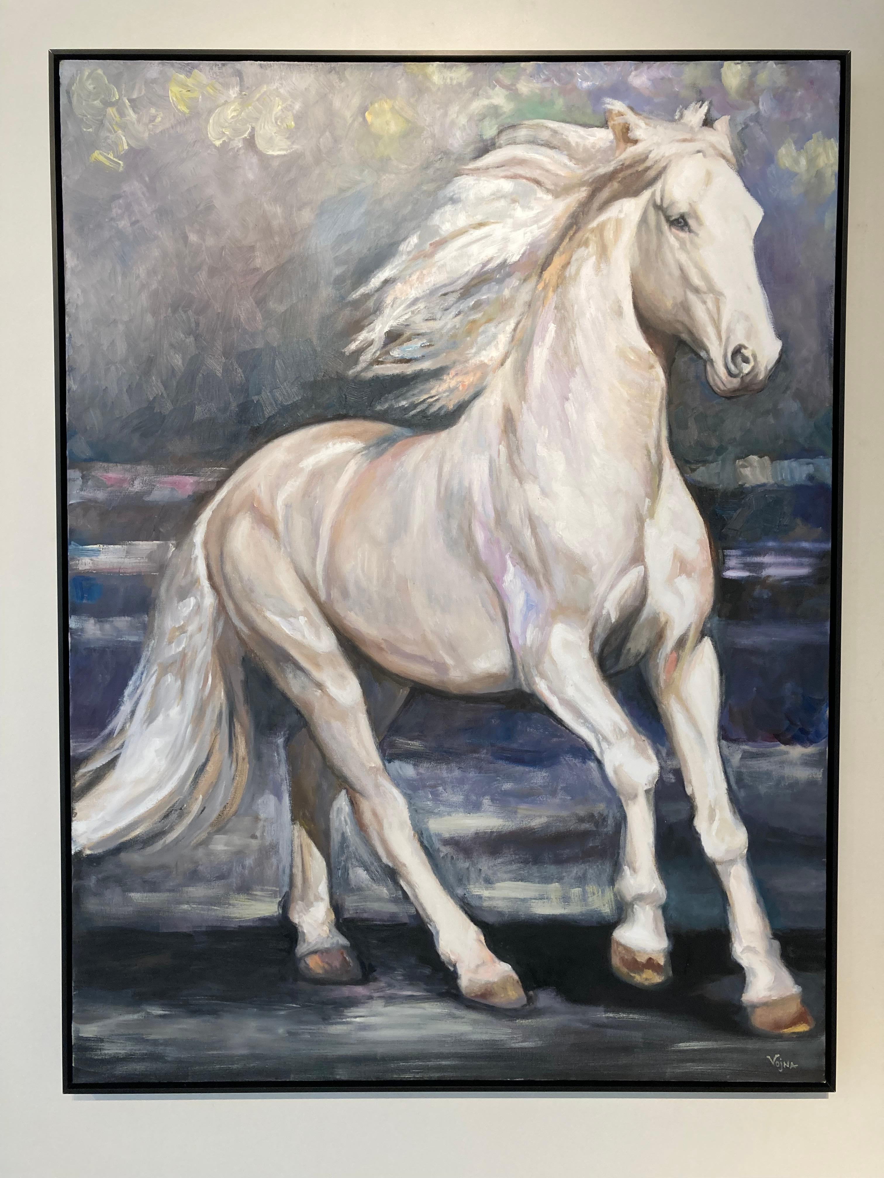 "Conquest", de Vojna Bastovanovic Casteel, est une peinture à l'huile sur toile encadrée, datant de 2021, qui représente un cheval en pleine course. Rendue dans des valeurs froides de bleu, violet, blanc, gris, la peinture présente également des