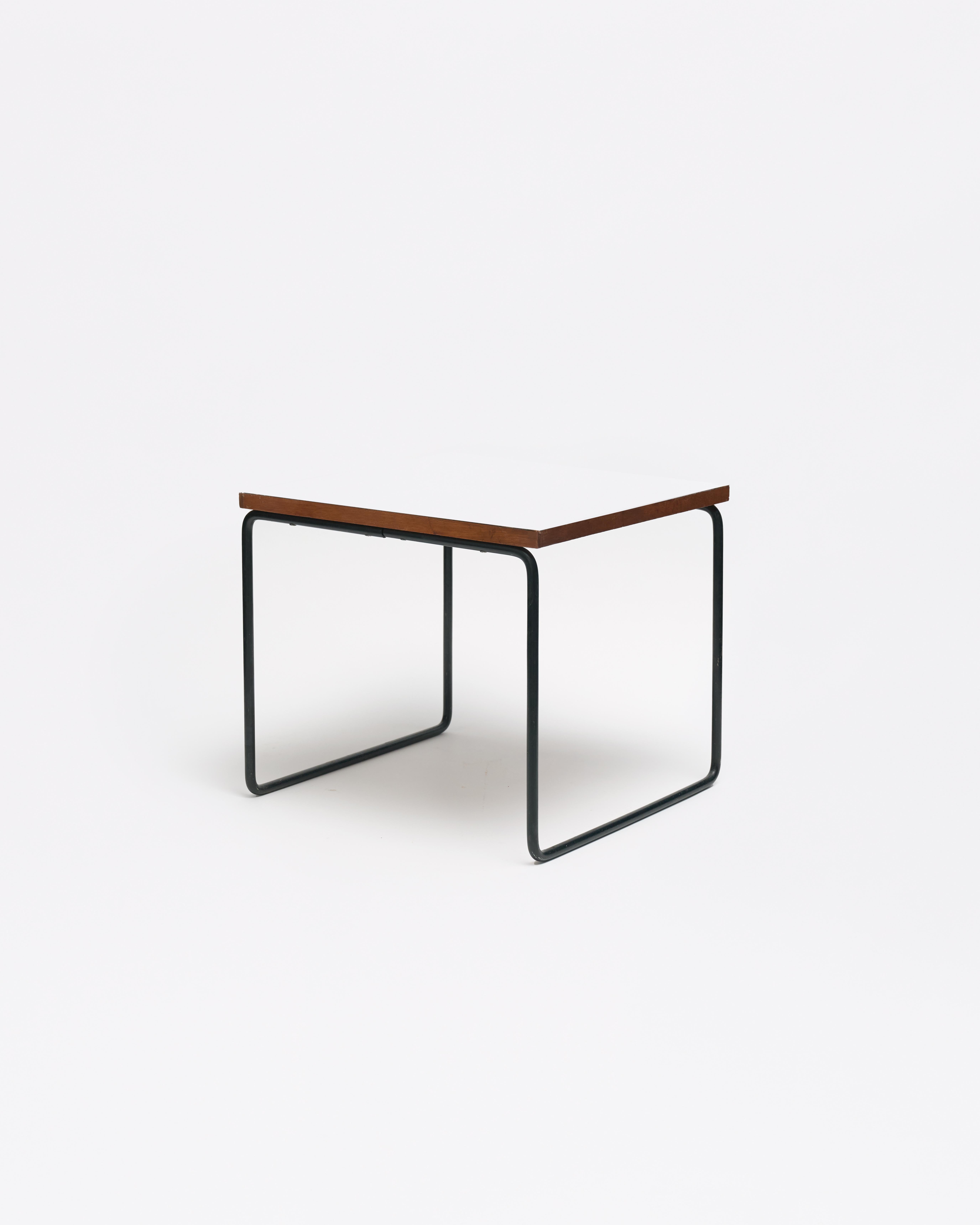 The large cocoon table lamp reflects the Castiglioni brothers’ playful approach to form and material. A steel frame is wrapped in a resin cocoon, creating a soft, diffused glow that emphasizes the lamp’s gentle silhouette. This is an early edition