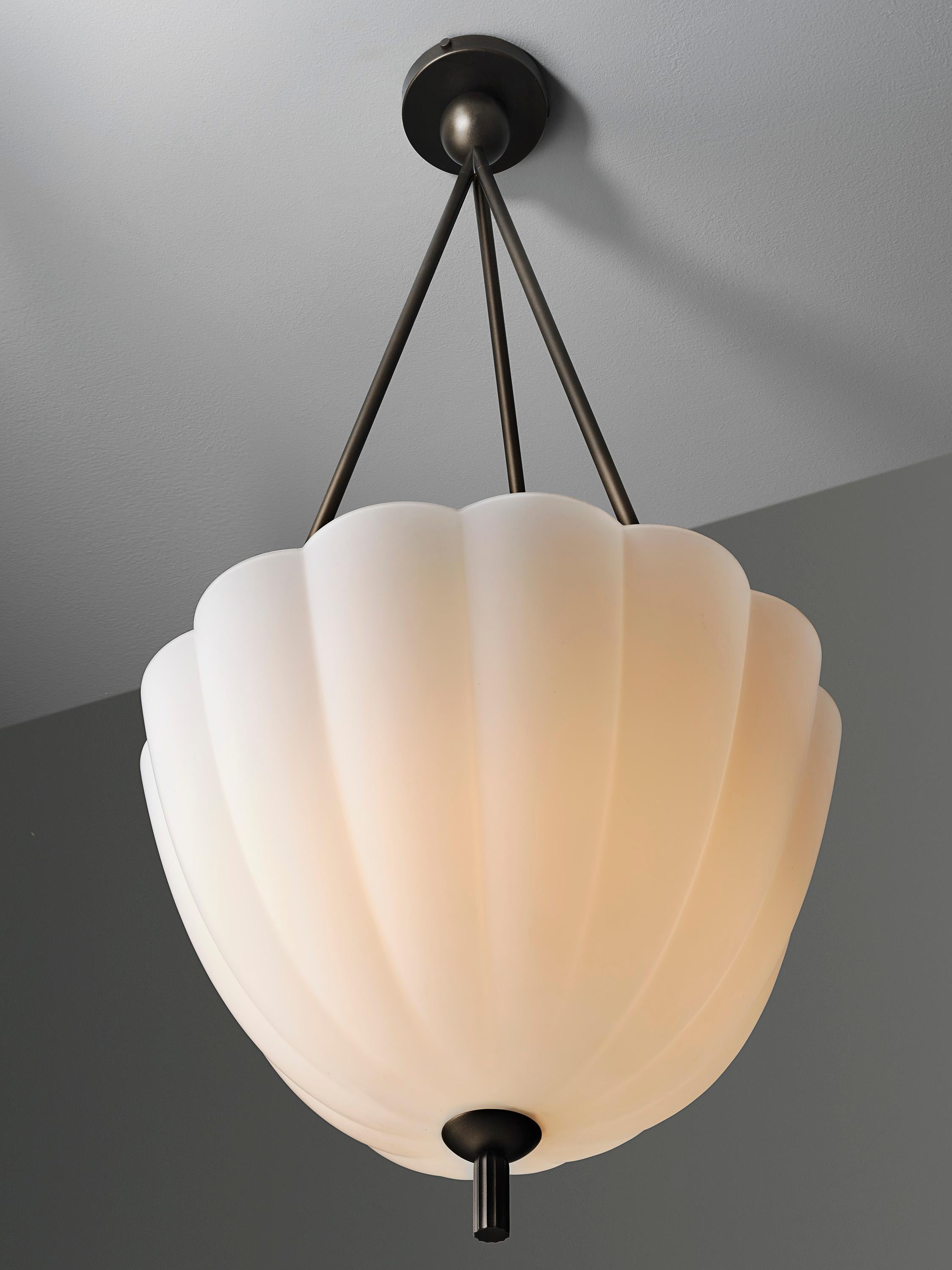 Lampada a sospensione grande VOLARE in bronzo scuro e vetro soffiato di Blueprint Lighting in vendita 3