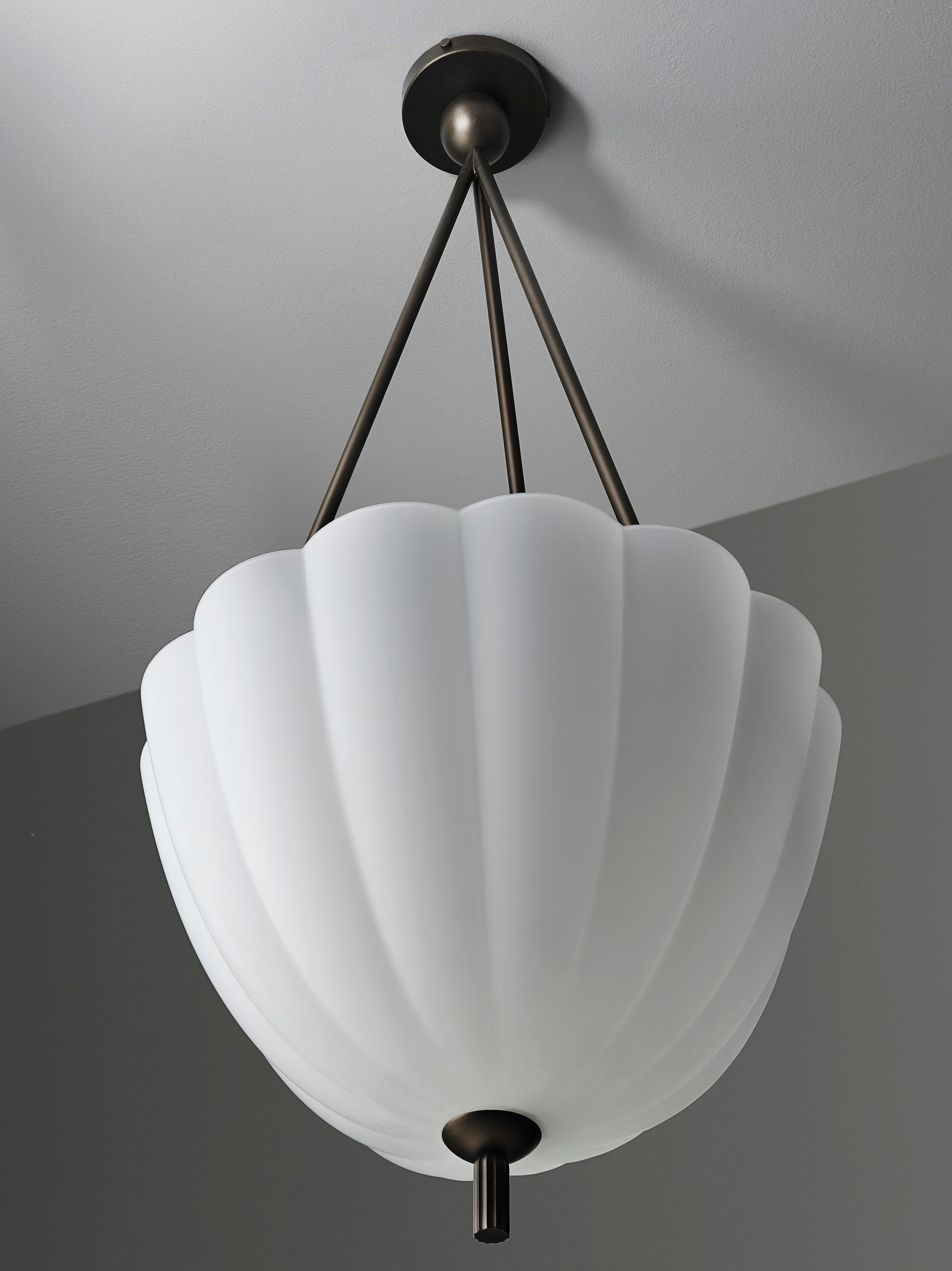 Lampada a sospensione grande VOLARE in bronzo scuro e vetro soffiato di Blueprint Lighting in vendita 4