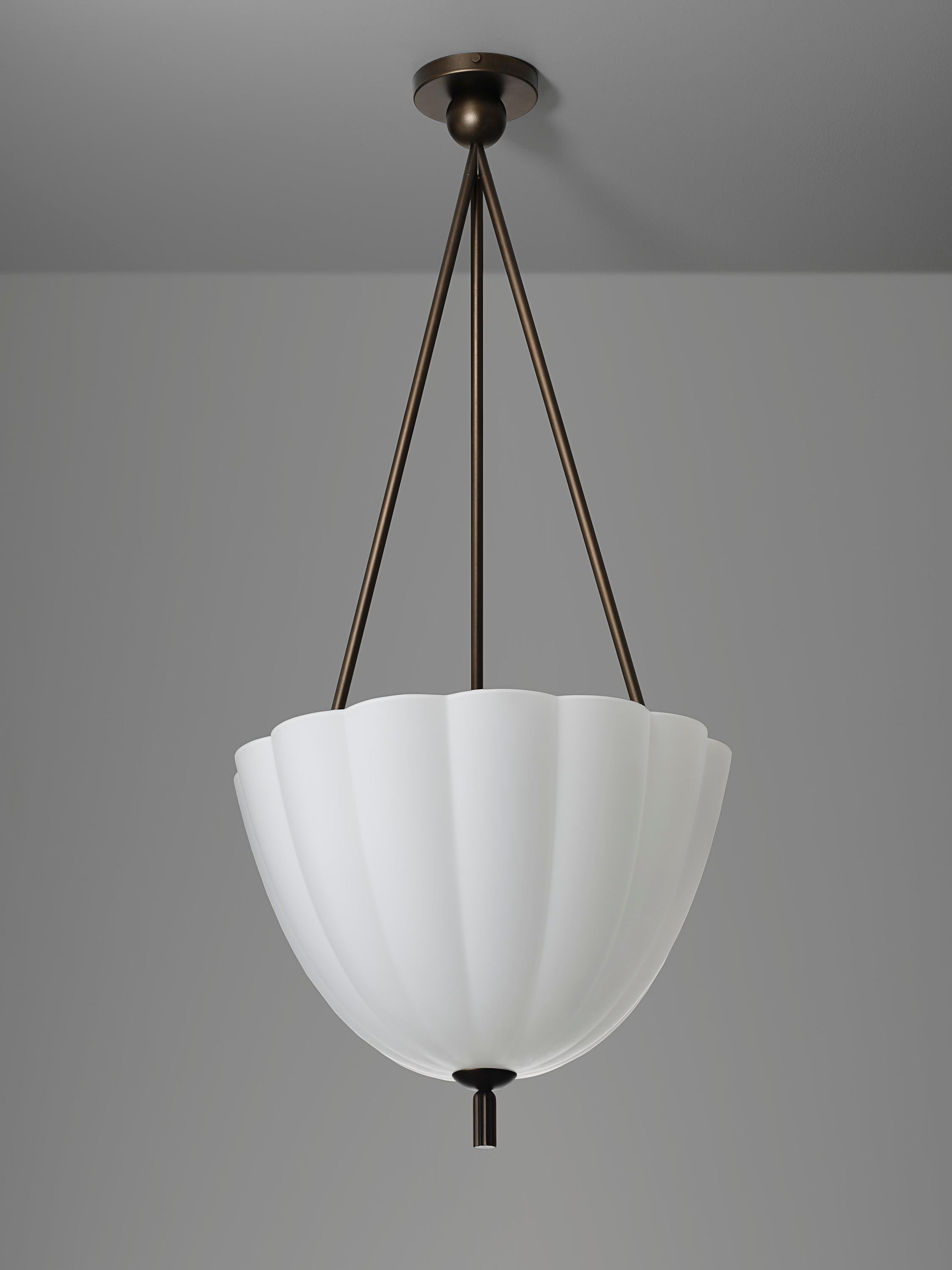 Moderno Lampada a sospensione grande VOLARE in bronzo scuro e vetro soffiato di Blueprint Lighting in vendita