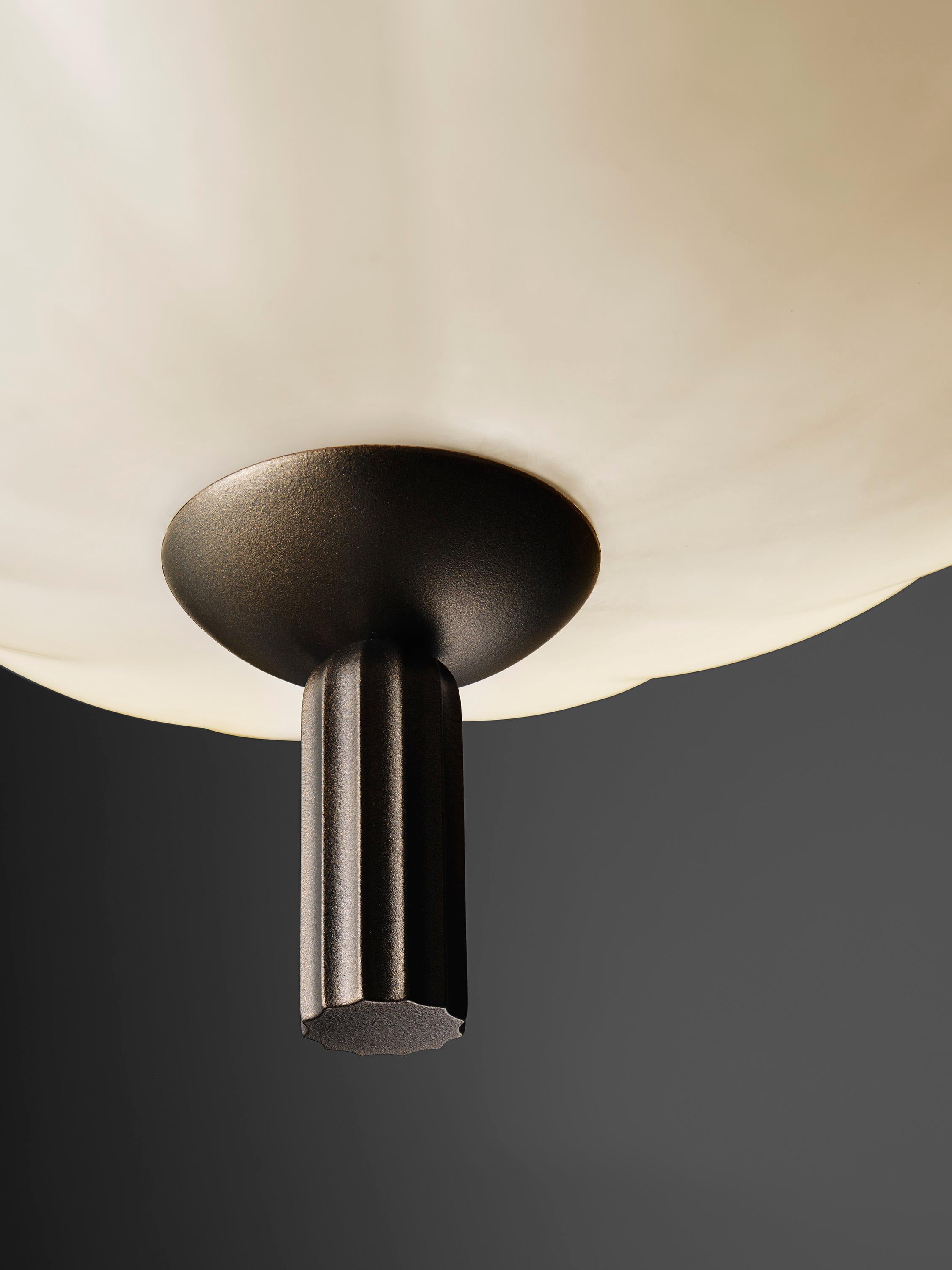 XXI secolo e contemporaneo Lampada a sospensione grande VOLARE in bronzo scuro e vetro soffiato di Blueprint Lighting in vendita