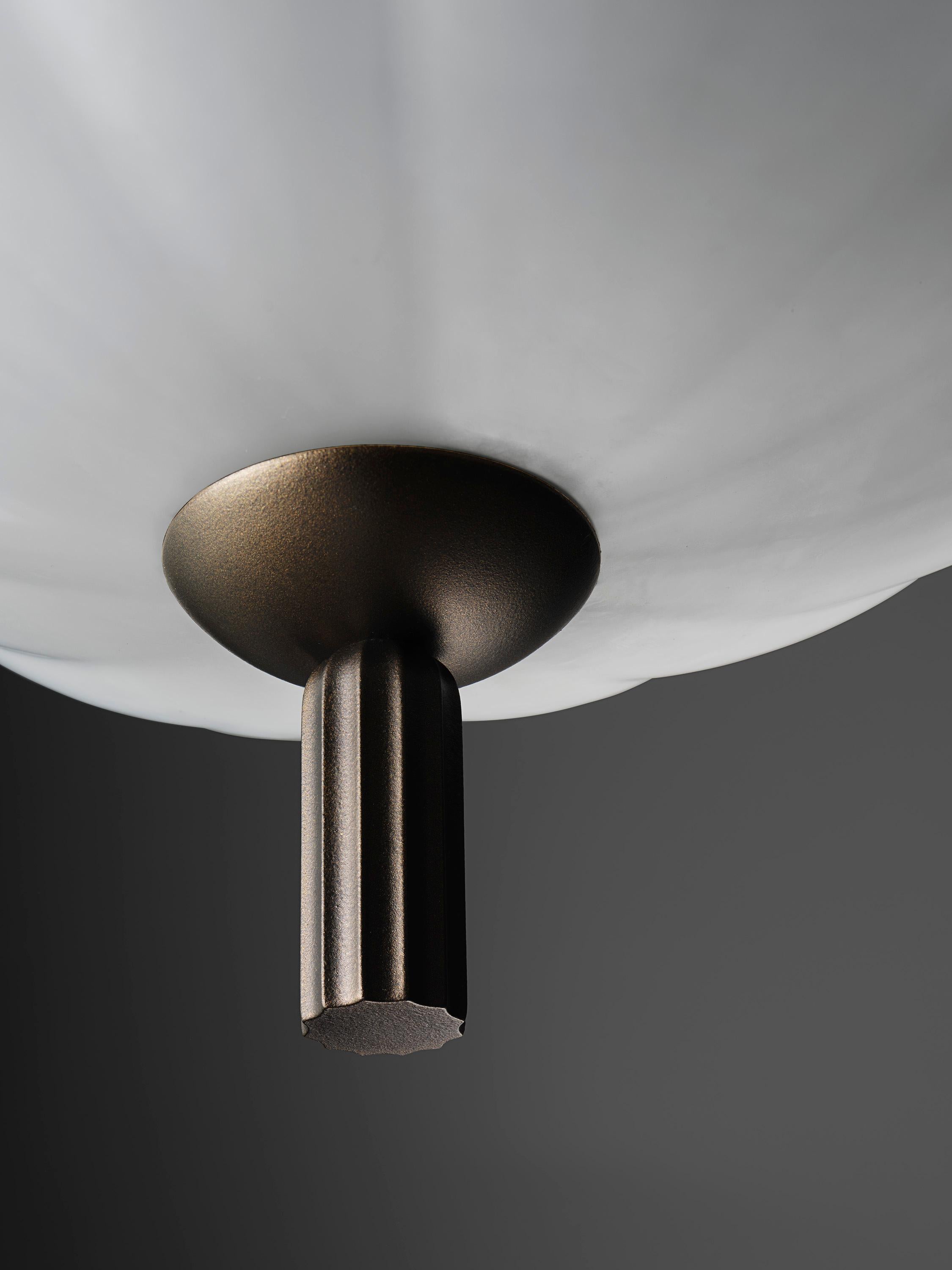 Ottone Lampada a sospensione grande VOLARE in bronzo scuro e vetro soffiato di Blueprint Lighting in vendita
