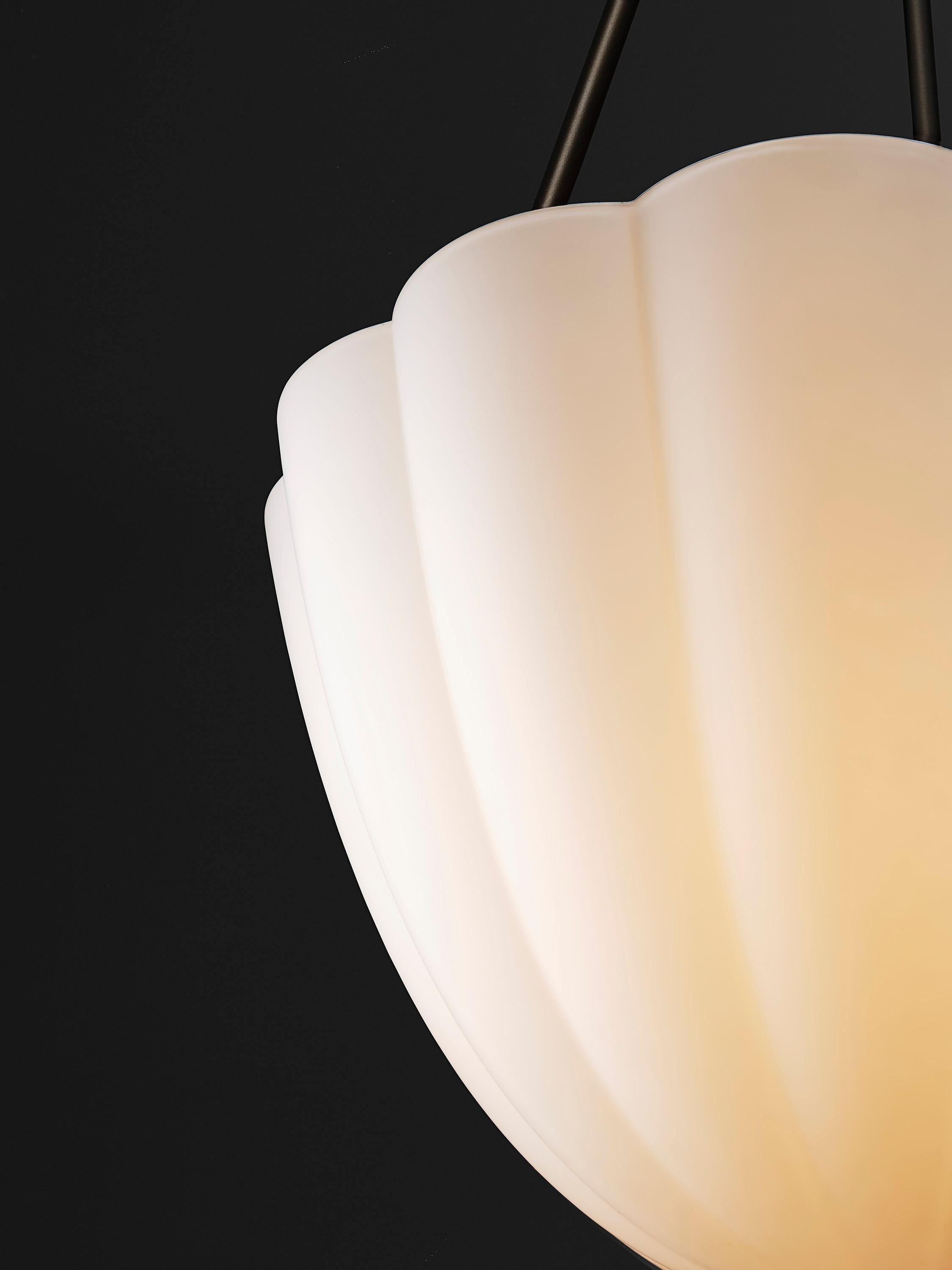 Lampada a sospensione grande VOLARE in bronzo scuro e vetro soffiato di Blueprint Lighting in vendita 1