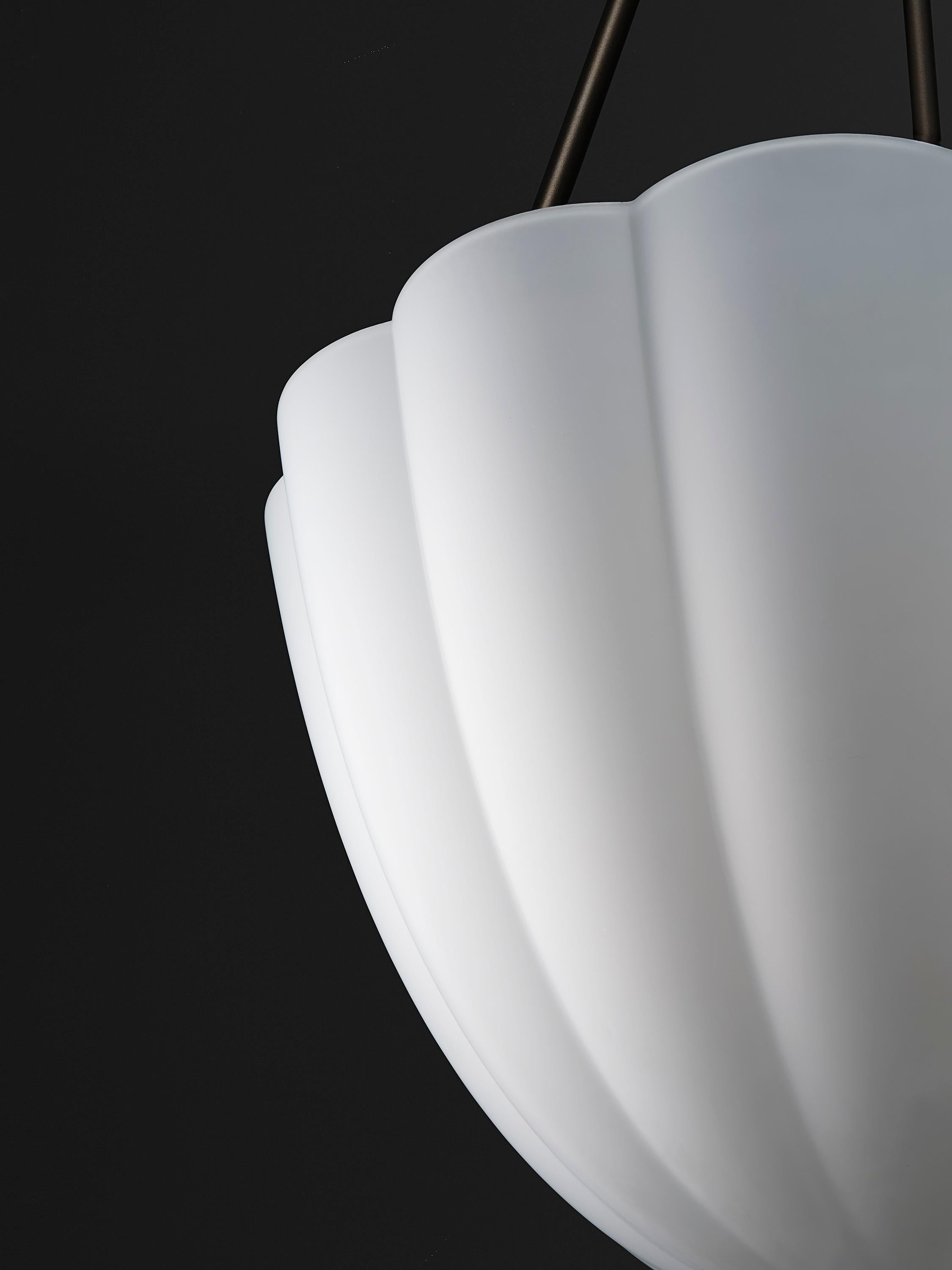 Lampada a sospensione grande VOLARE in bronzo scuro e vetro soffiato di Blueprint Lighting in vendita 2
