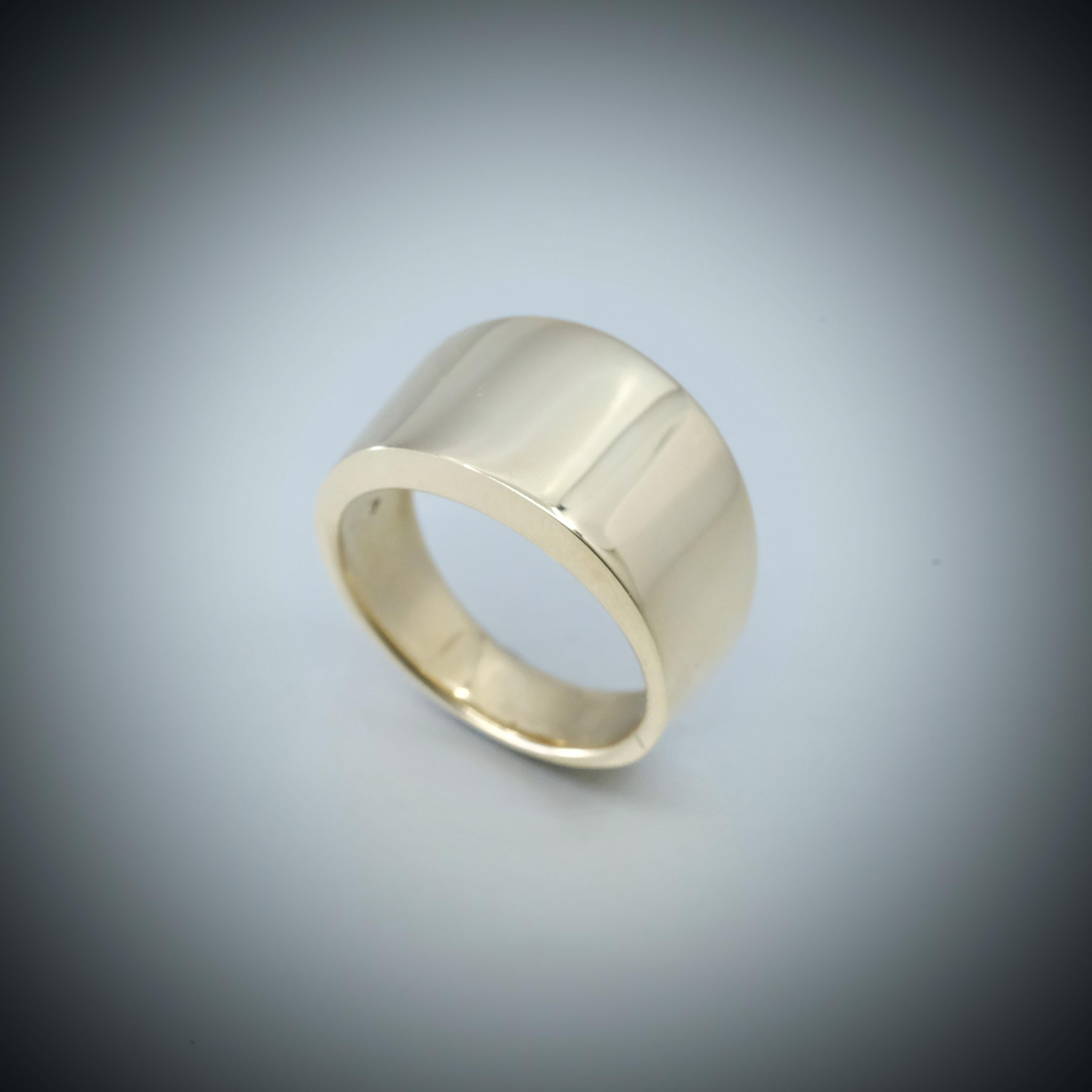 Women's or Men's Volc 9ct plain metal yellow gold ring For Sale