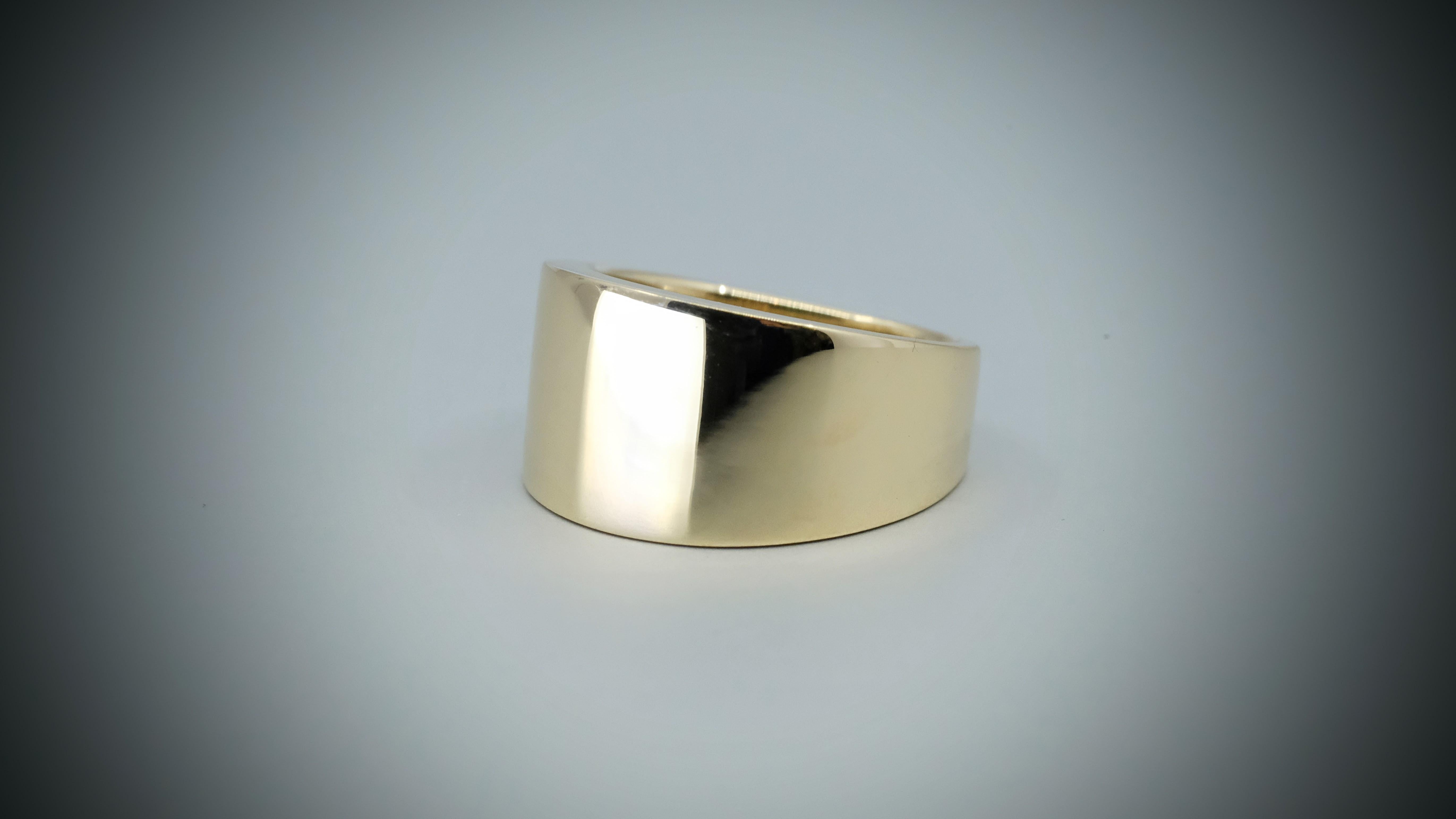 Volc 9ct plain metal yellow gold ring For Sale 1