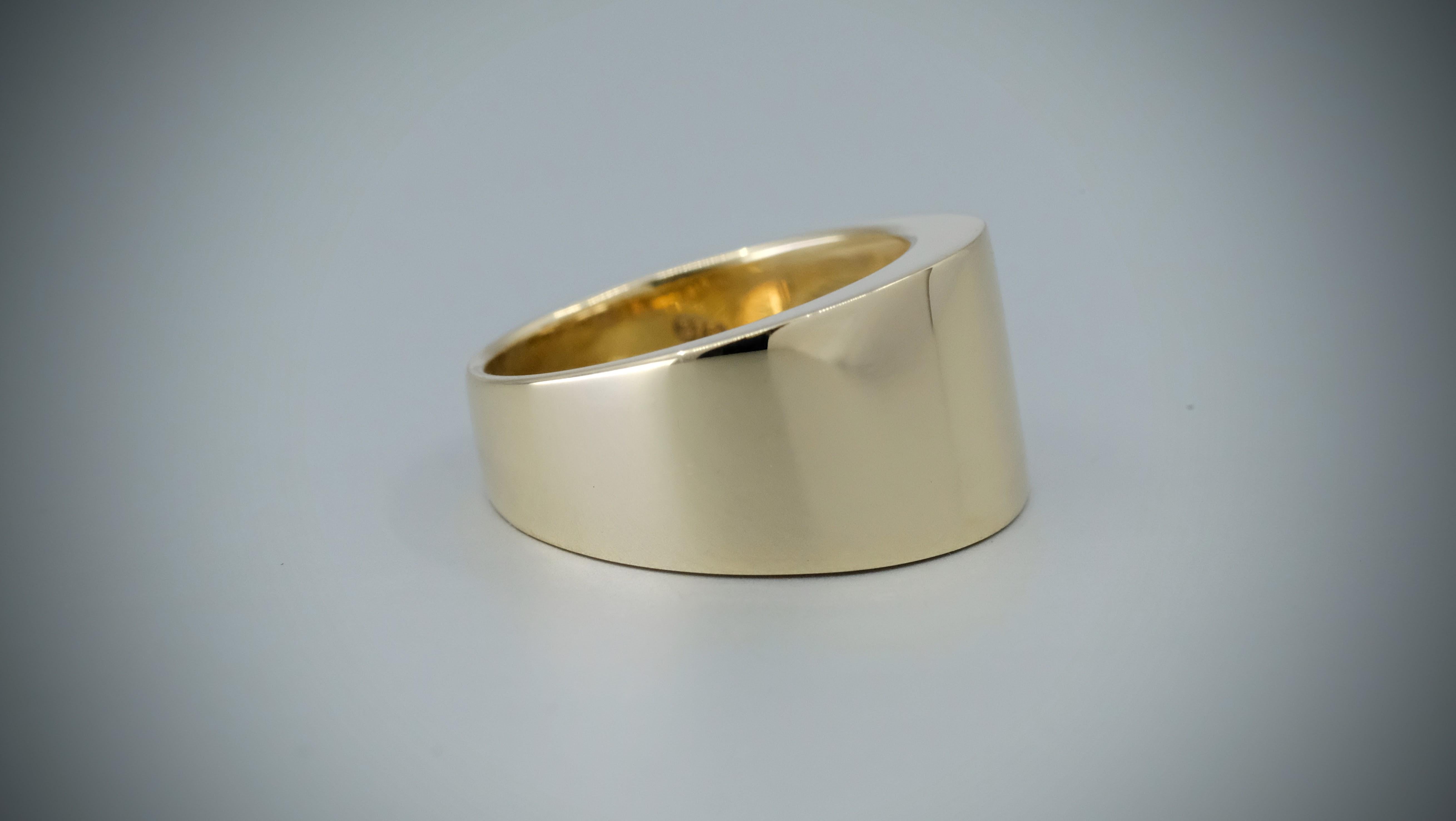 Volc 9ct plain metal yellow gold ring For Sale 2
