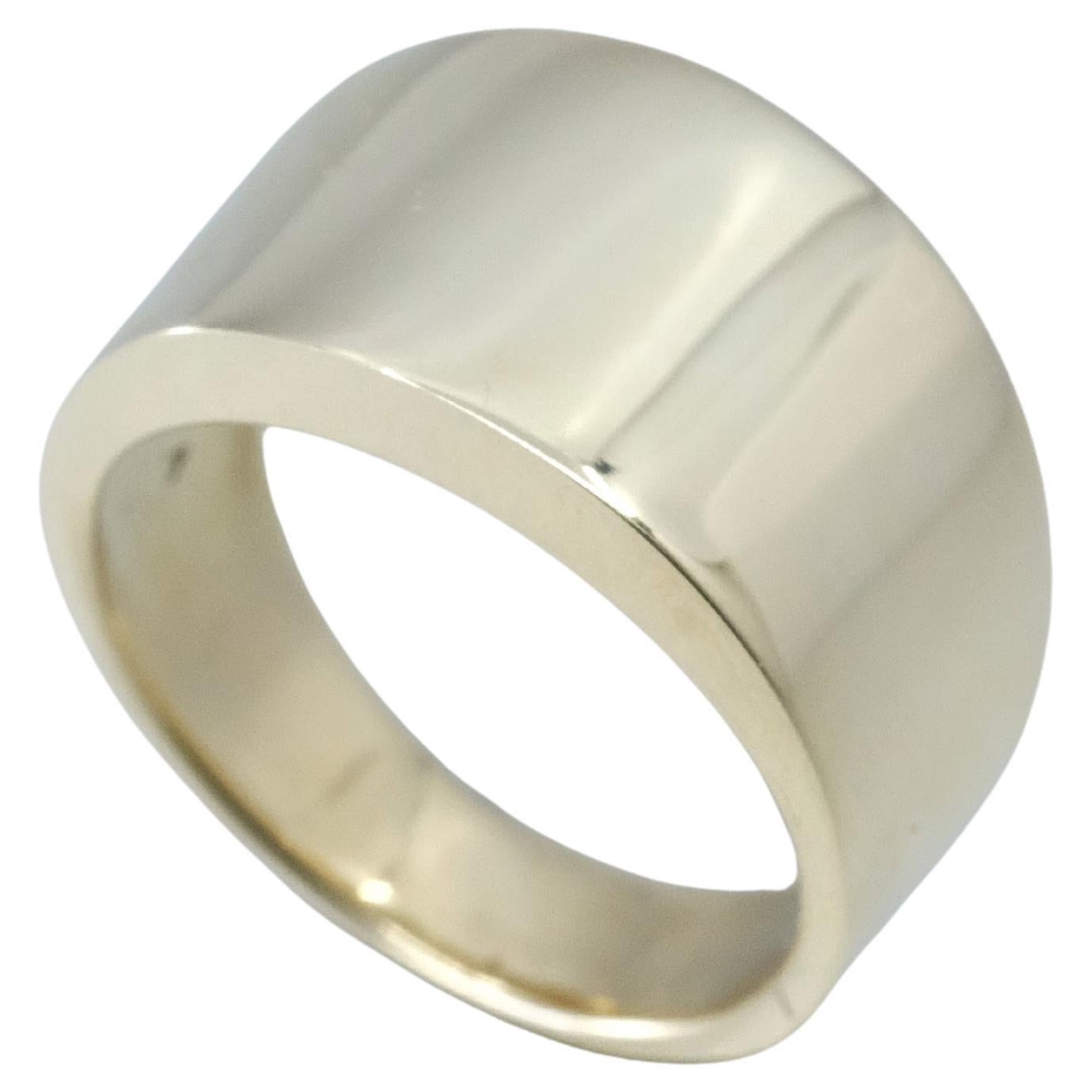 Volc 9ct plain metal yellow gold ring In New Condition For Sale In SYDNEY, AU