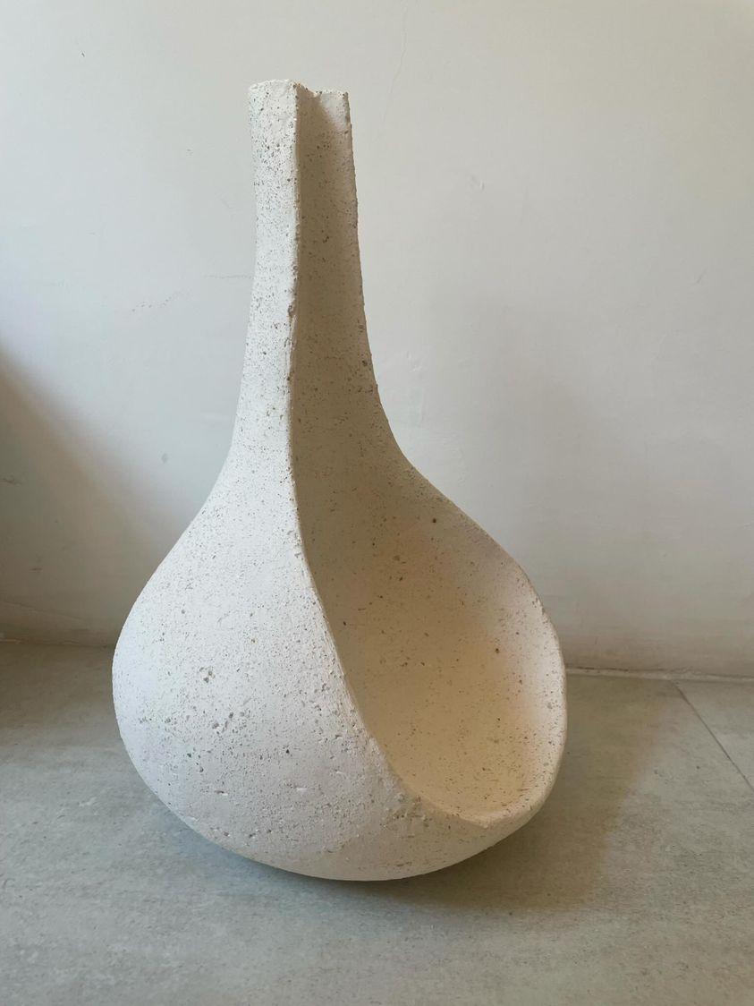 Airedelsur creates minimal, one-of-a-kind, hand-built ceramic vessels and sculptures, that in their simplicity and muted palette, evoke feelings of clarity and calm.
Hand built in refractory paste with chamote 
Not waterproof.