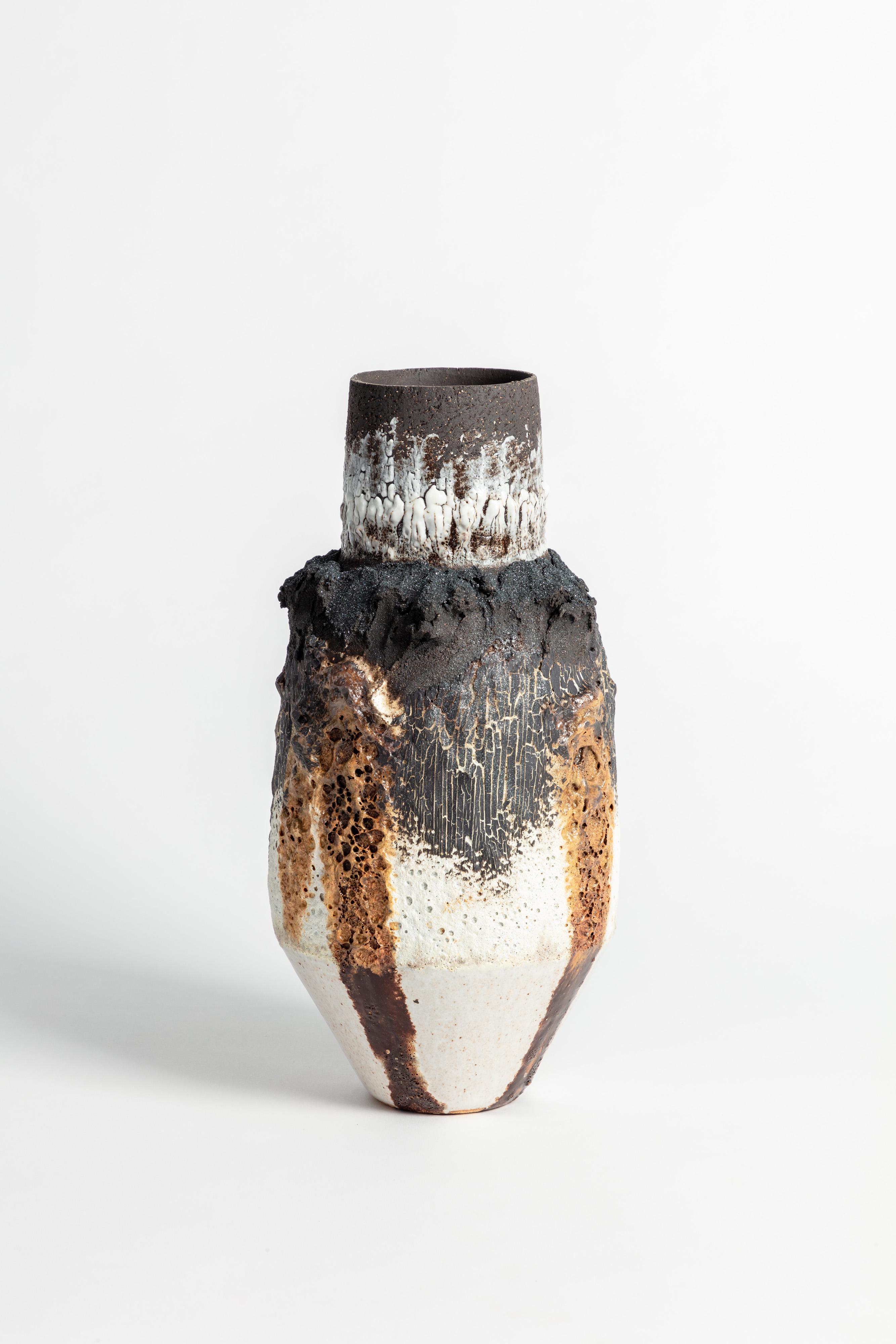 Vaso in argilla vulcanica nera e bianca con porcellana bianca e nera, pietra lavica e limatura di ferro.

L'opera è costruita a mano utilizzando una combinazione di argille nere e di argille di bufala, con l'aggiunta di barbottine vulcaniche sotto