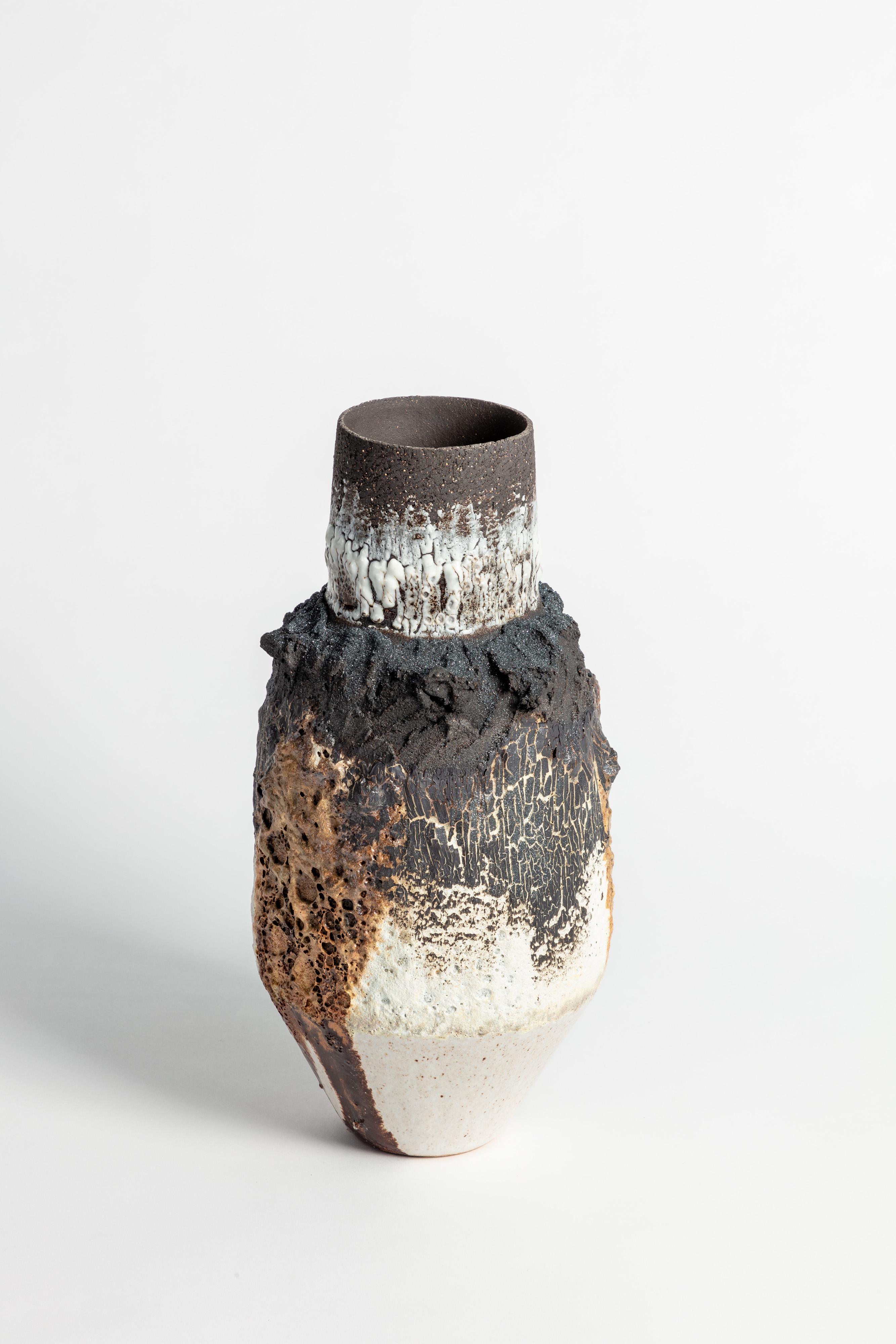 Organico moderno vaso in argilla nera e vulcanica in vendita