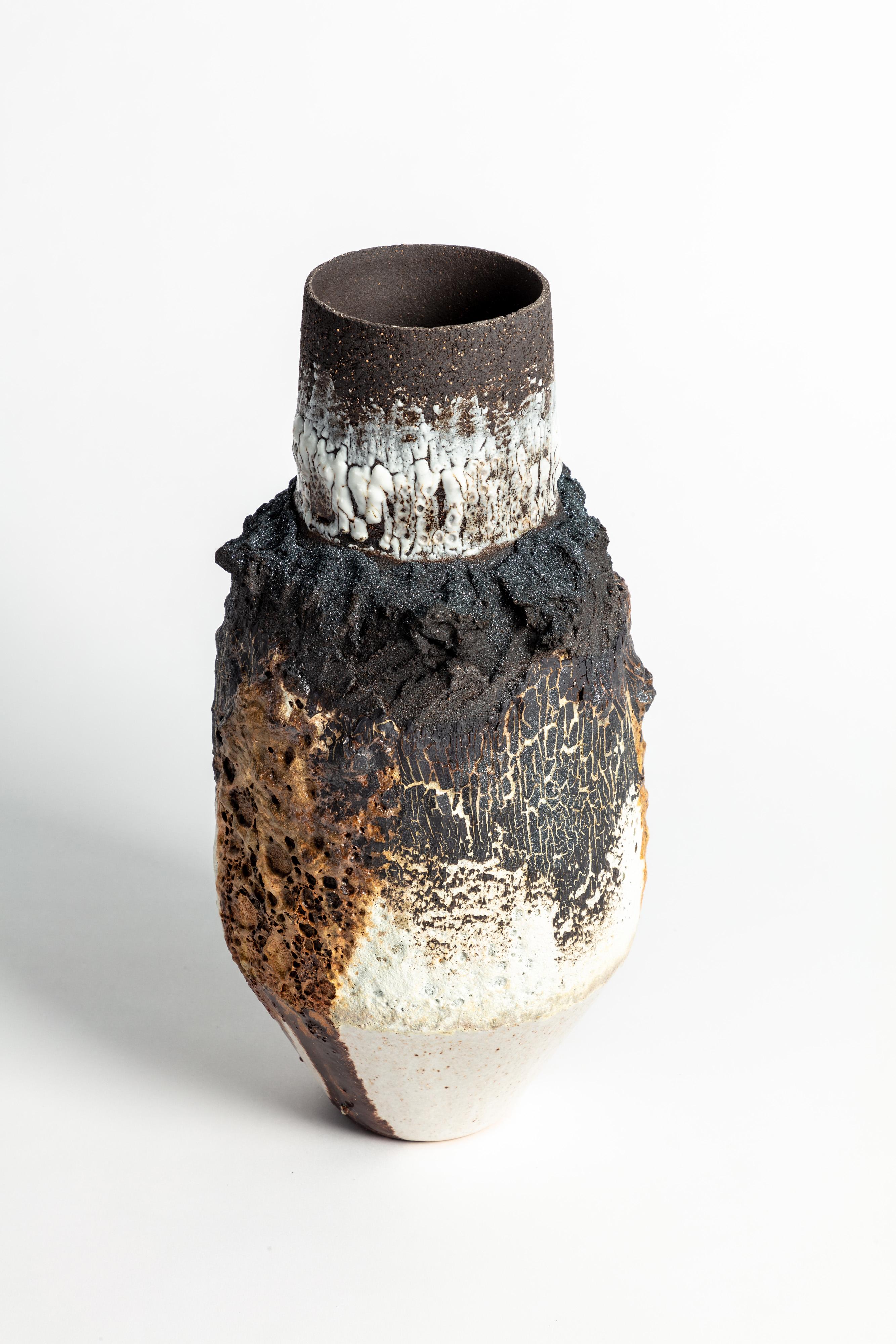 Europeo vaso in argilla nera e vulcanica in vendita