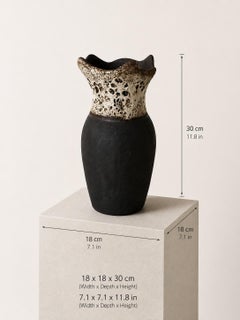 Jarrón de Cerámica Volcánica, Jarrón Escultórico de Gres Hecho a Mano, Jarrón Negro Orgánico
