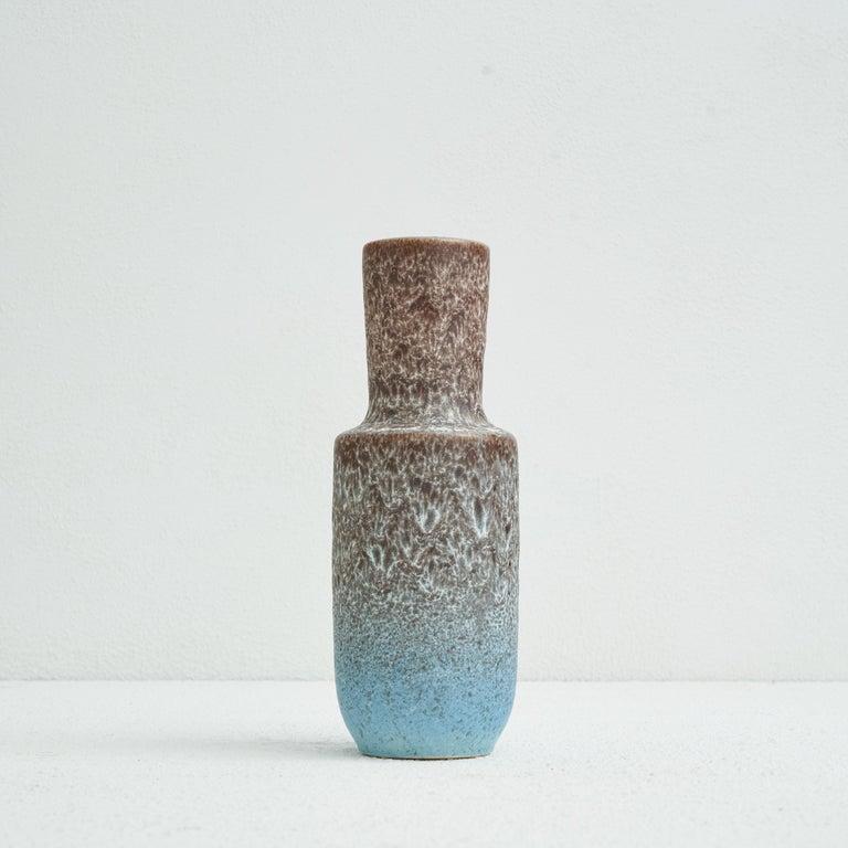 Vaso in ceramica vulcanica smaltata di Steuler Keramik della metà del secolo. Germania, metà del XX secolo.    Splendido vaso in ceramica smaltata vulcanica della metà del secolo, realizzato da Steuler Keramik in Germania. Un vaso di ceramica della