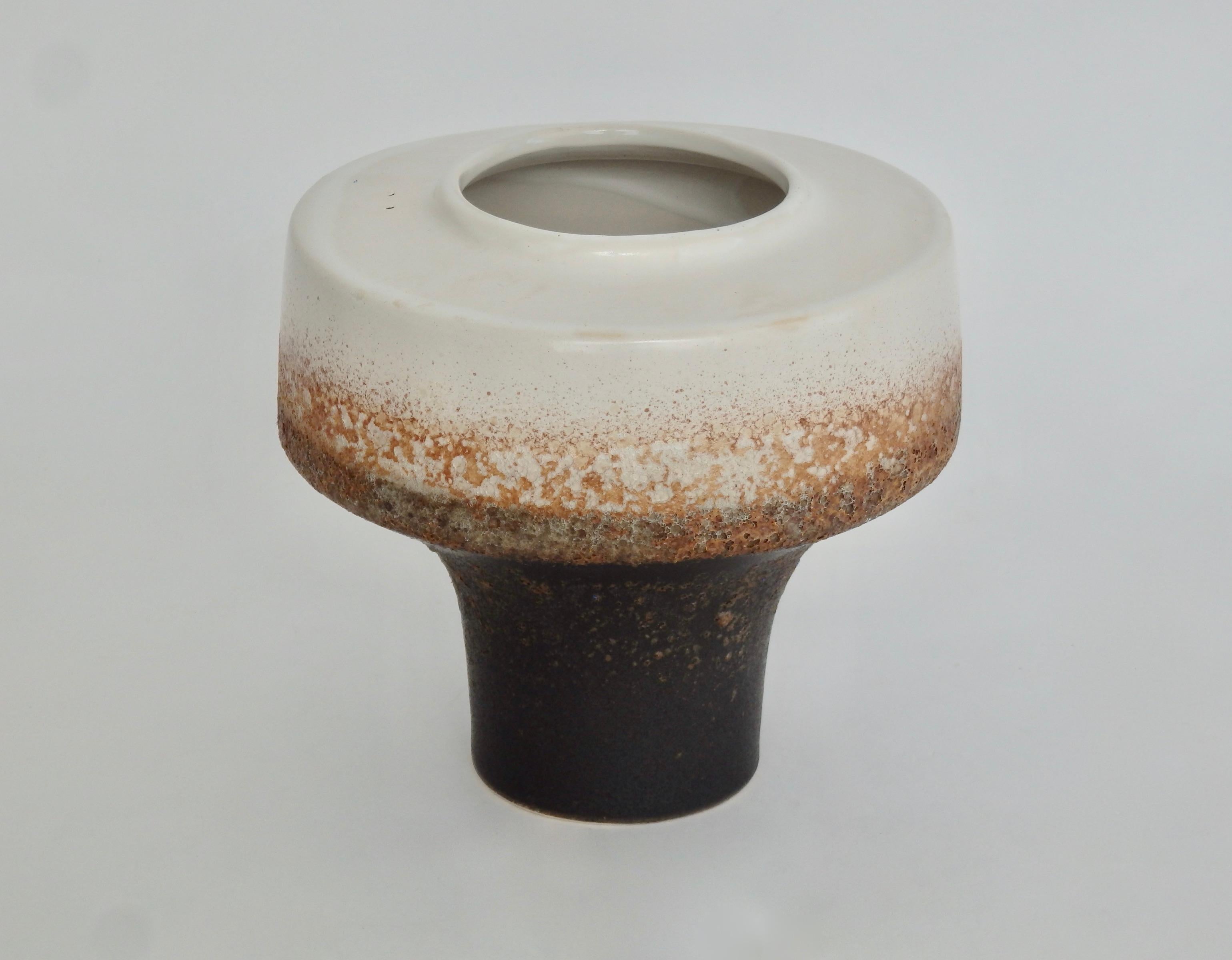 Cratere vulcanico marrone e ruggine con smalto crema nella parte superiore Studio Pottery, stile di Gertrud e Otto Natzler.
