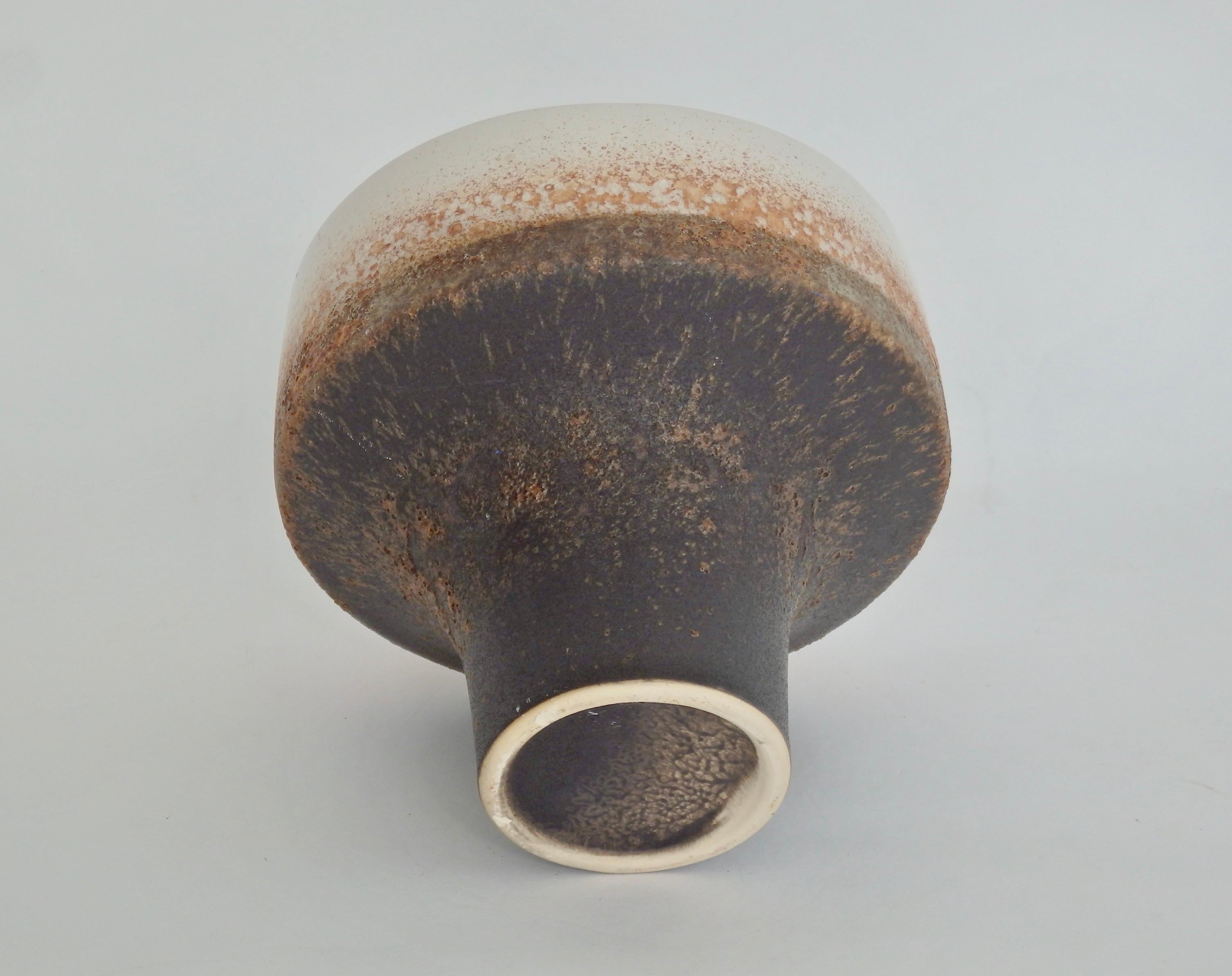 Vaso in Studio Pottery con smaltatura vulcanica, stile di Gertrud e Otto Natzler In condizioni buone in vendita a Ferndale, MI
