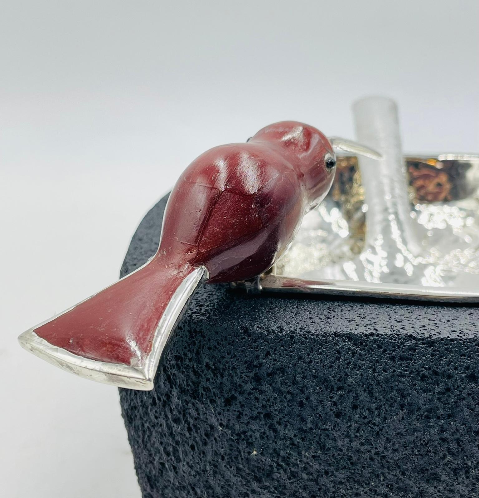 Servierschale aus Vulkangestein mit versilberter Platte und Jaspisvogel von Emilia Castillo im Angebot 3