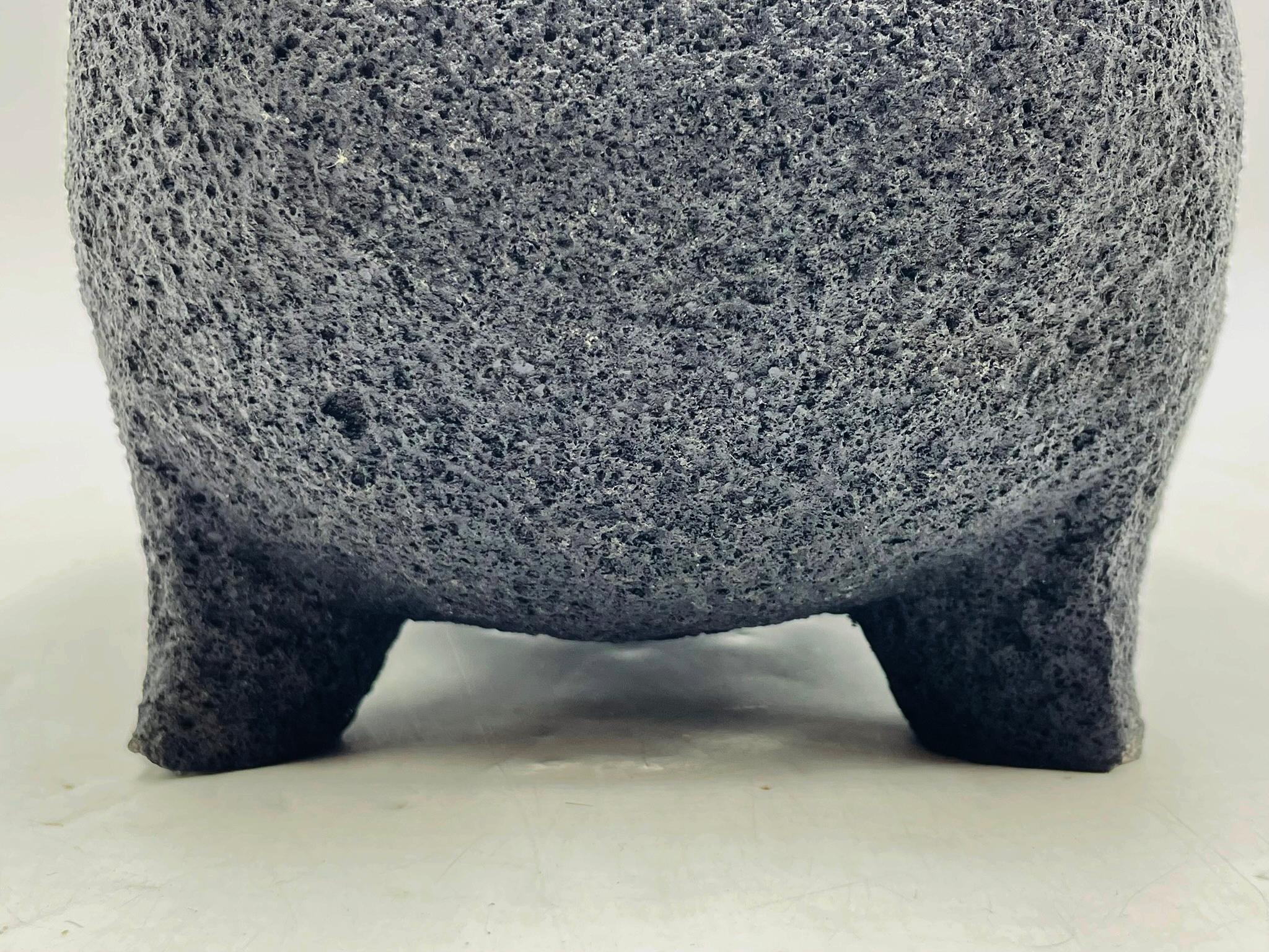 Servierschale aus Vulkangestein mit versilberter Platte und Jaspisvogel von Emilia Castillo im Angebot 4