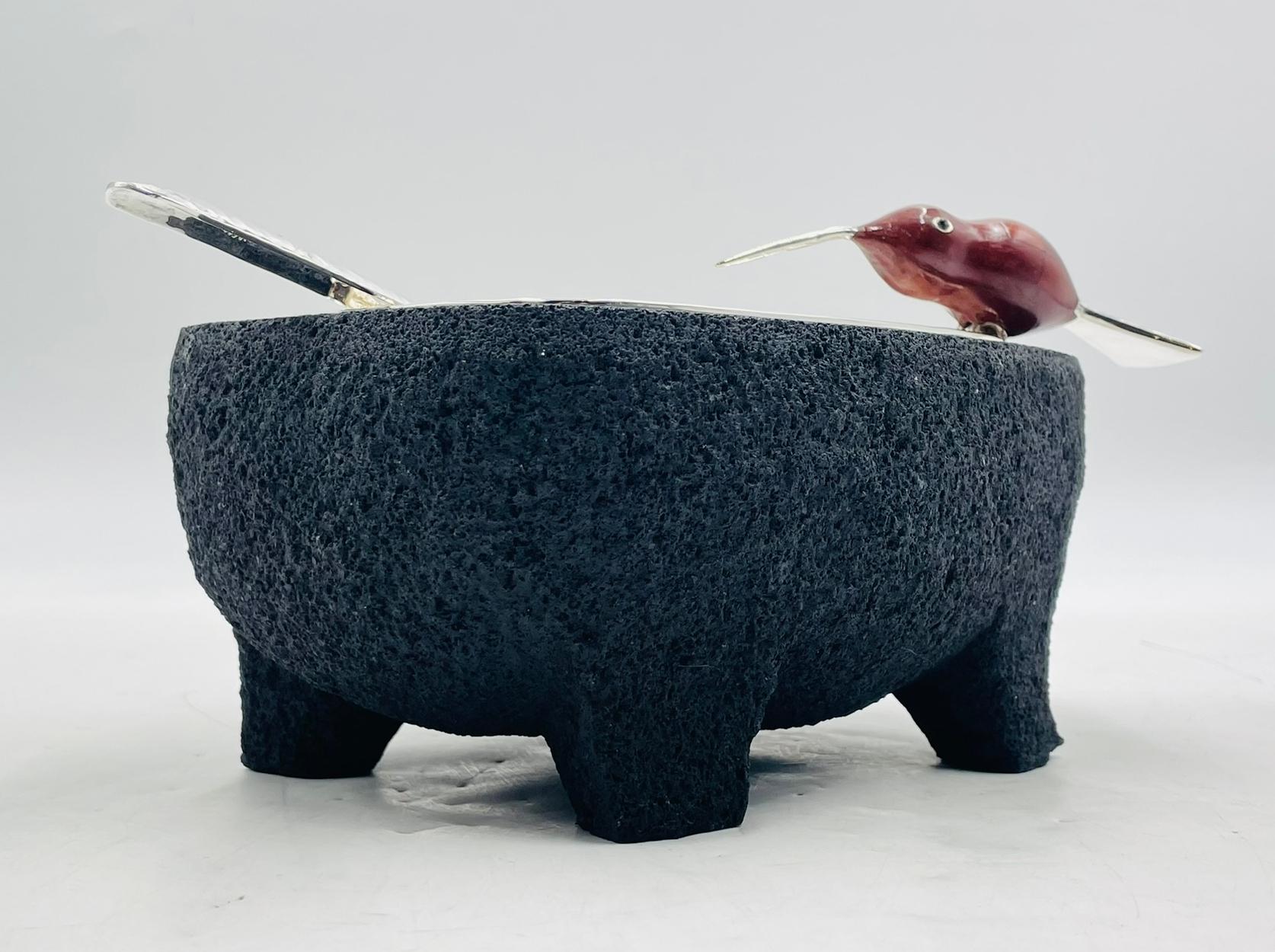 Servierschale aus Vulkangestein mit versilberter Platte und Jaspisvogel von Emilia Castillo (Moderne) im Angebot