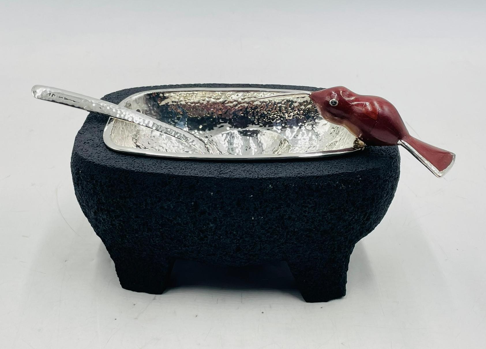 Servierschale aus Vulkangestein mit versilberter Platte und Jaspisvogel von Emilia Castillo (Mexikanisch) im Angebot