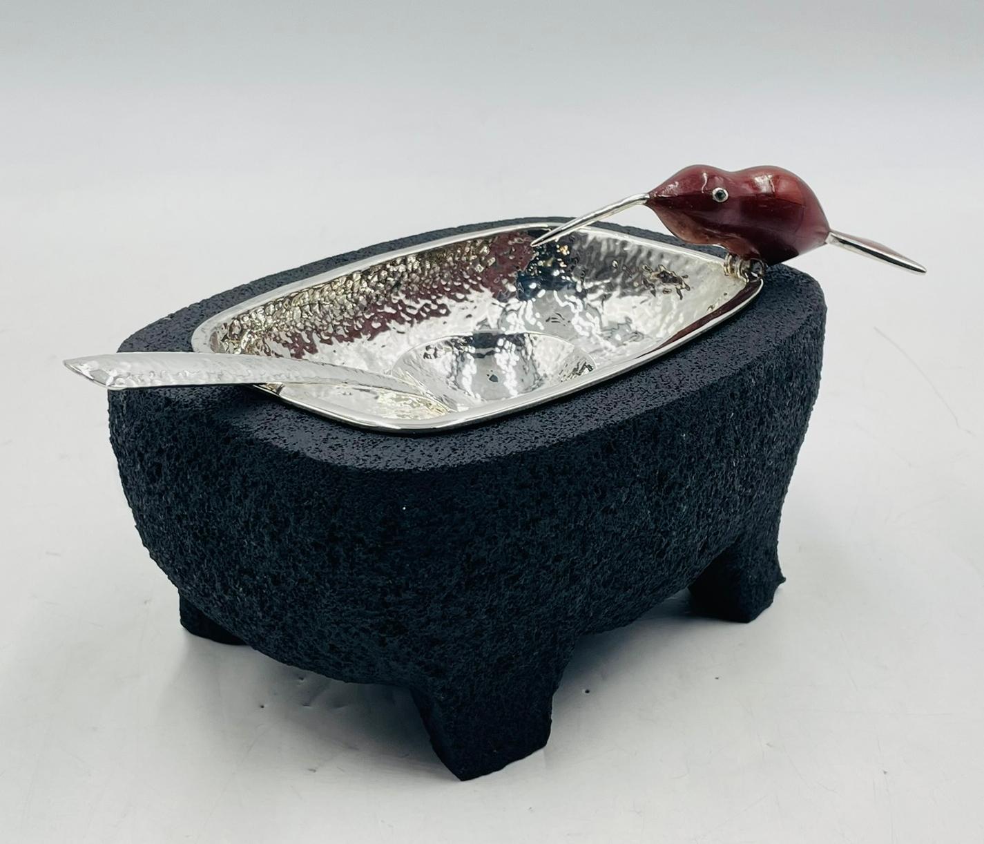Servierschale aus Vulkangestein mit versilberter Platte und Jaspisvogel von Emilia Castillo (Handgefertigt) im Angebot