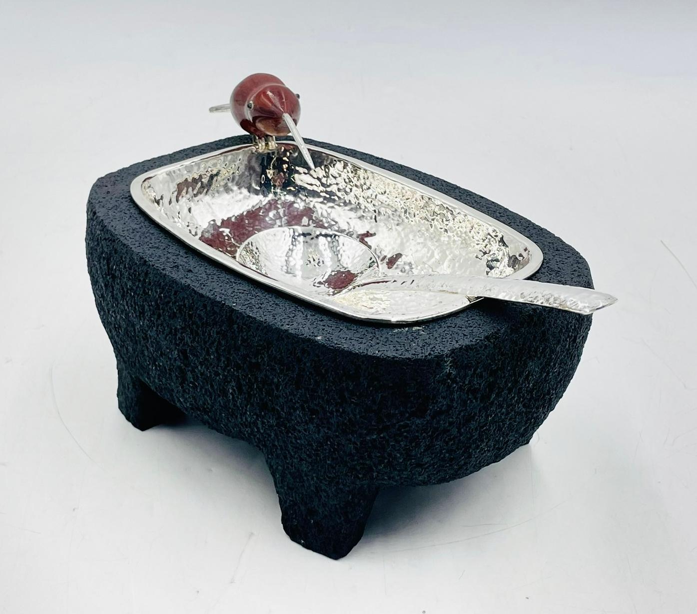 Servierschale aus Vulkangestein mit versilberter Platte und Jaspisvogel von Emilia Castillo im Zustand „Gut“ im Angebot in Los Angeles, CA