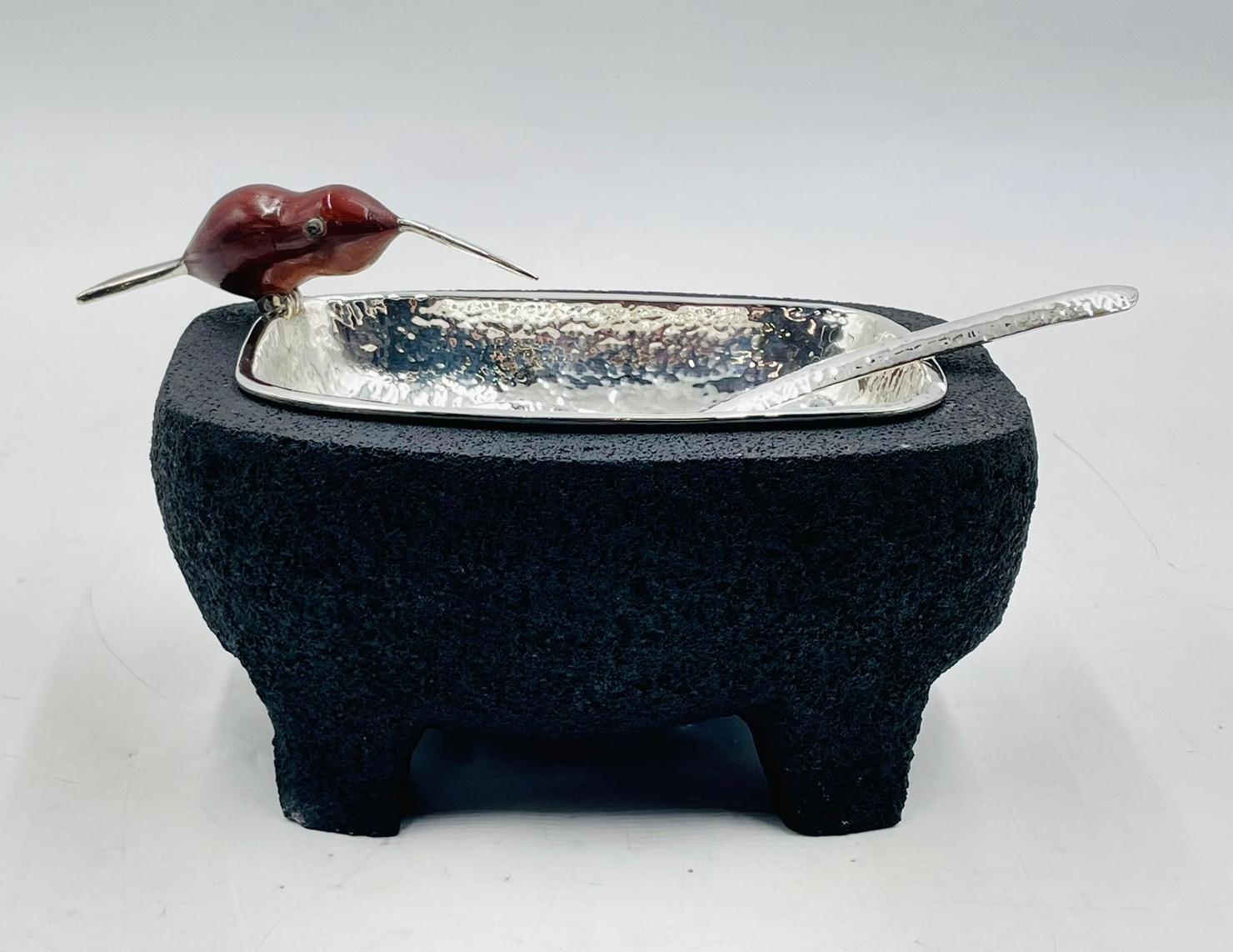Servierschale aus Vulkangestein mit versilberter Platte und Jaspisvogel von Emilia Castillo (Ende des 20. Jahrhunderts) im Angebot