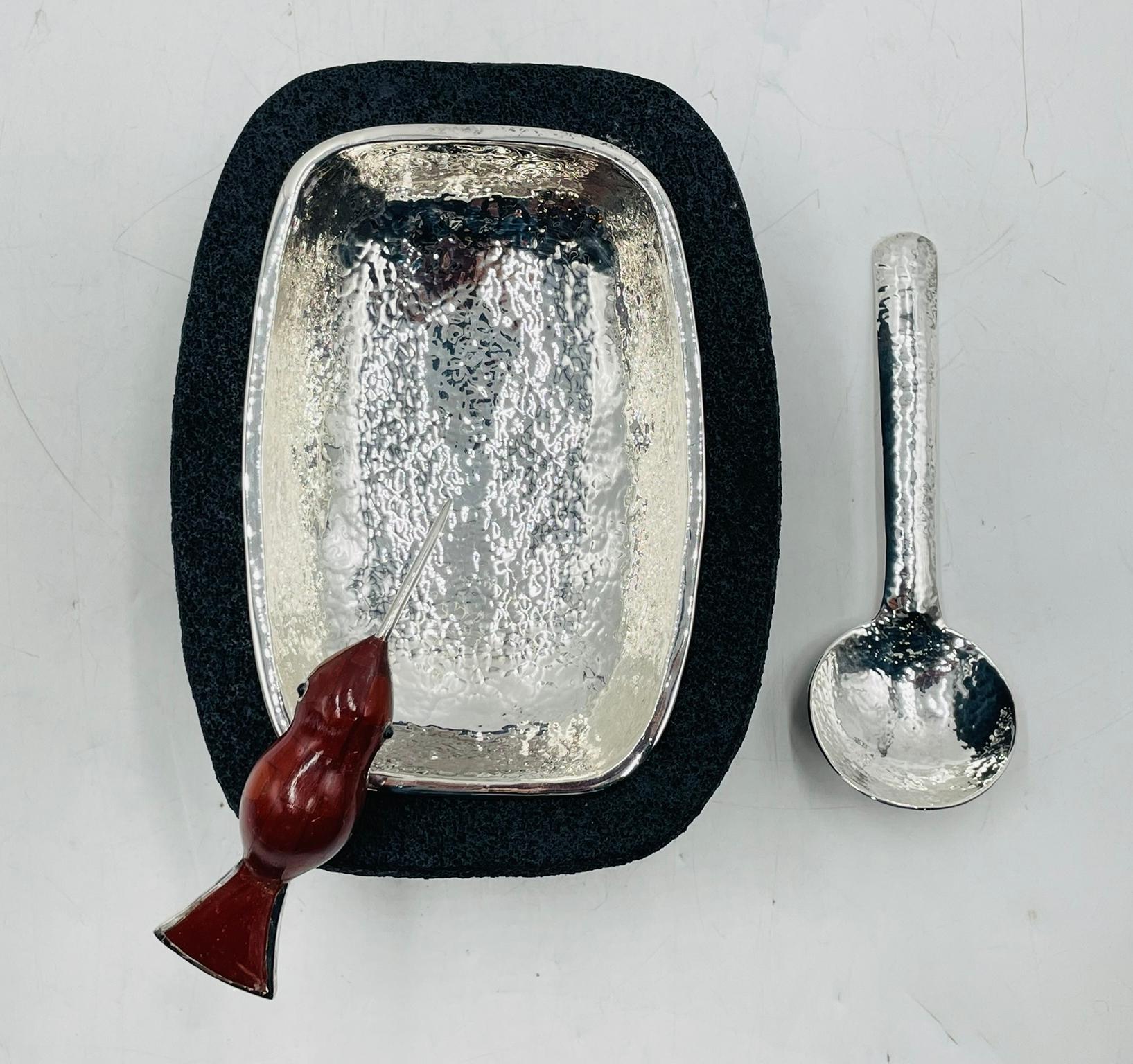Servierschale aus Vulkangestein mit versilberter Platte und Jaspisvogel von Emilia Castillo im Angebot 1