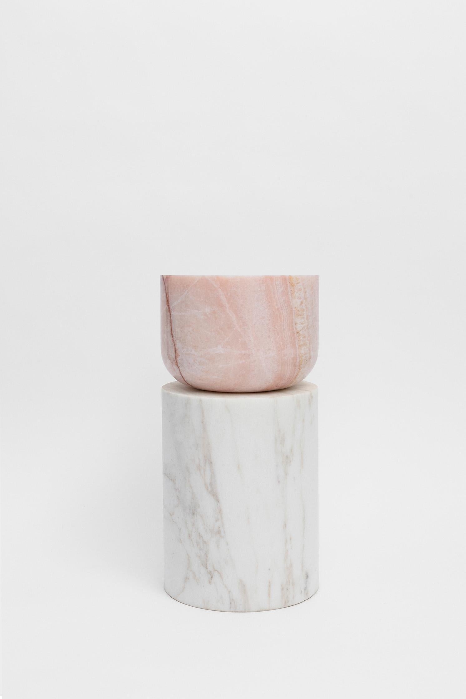 Tabouret/table en forme de V volcanique en marbre de Sten Studio, REP de Tuleste Factory Neuf à New York, NY