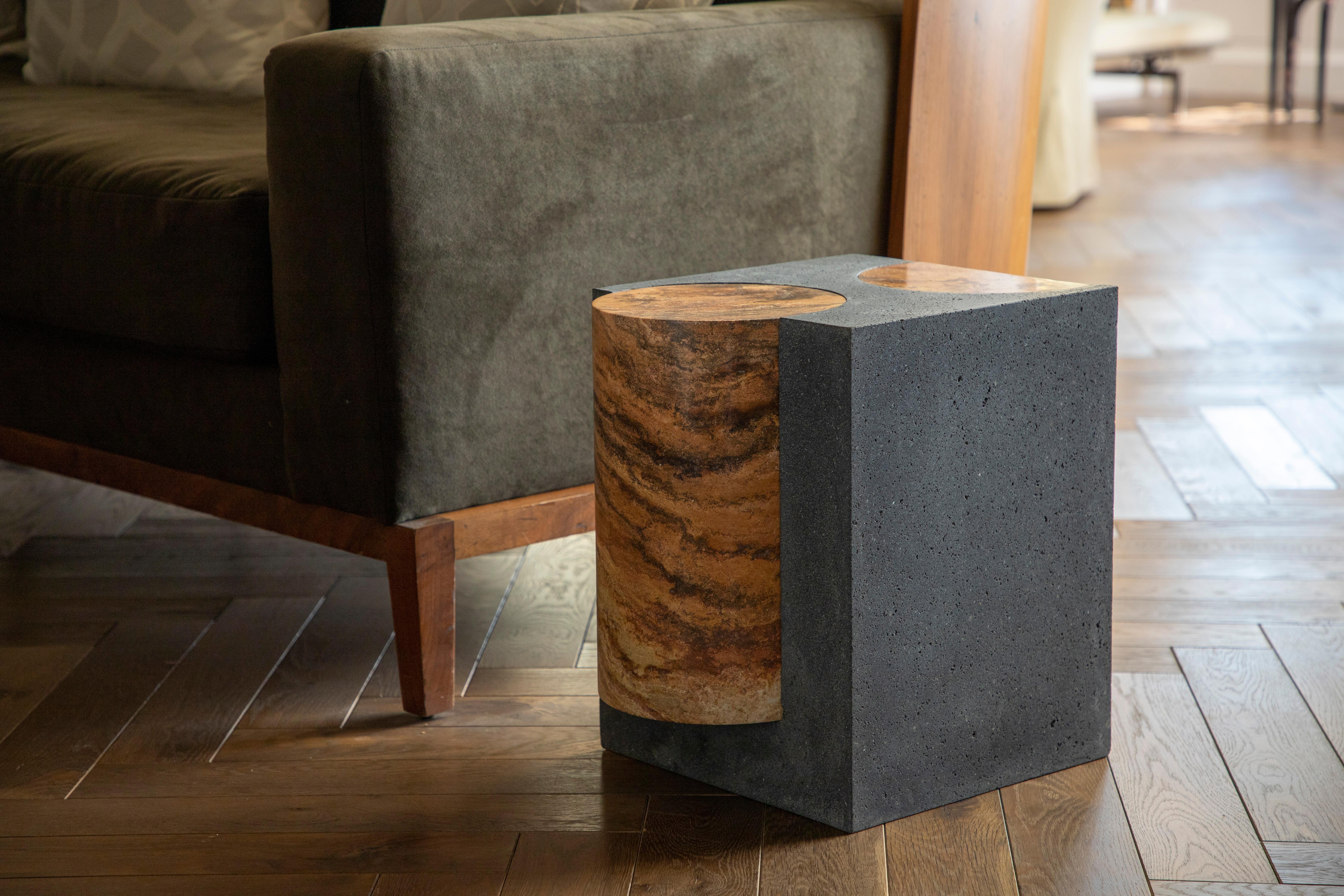 XXIe siècle et contemporain Abat-jour volcanique I - Sten Studio - Pierre de lave et calcite bleue en vente