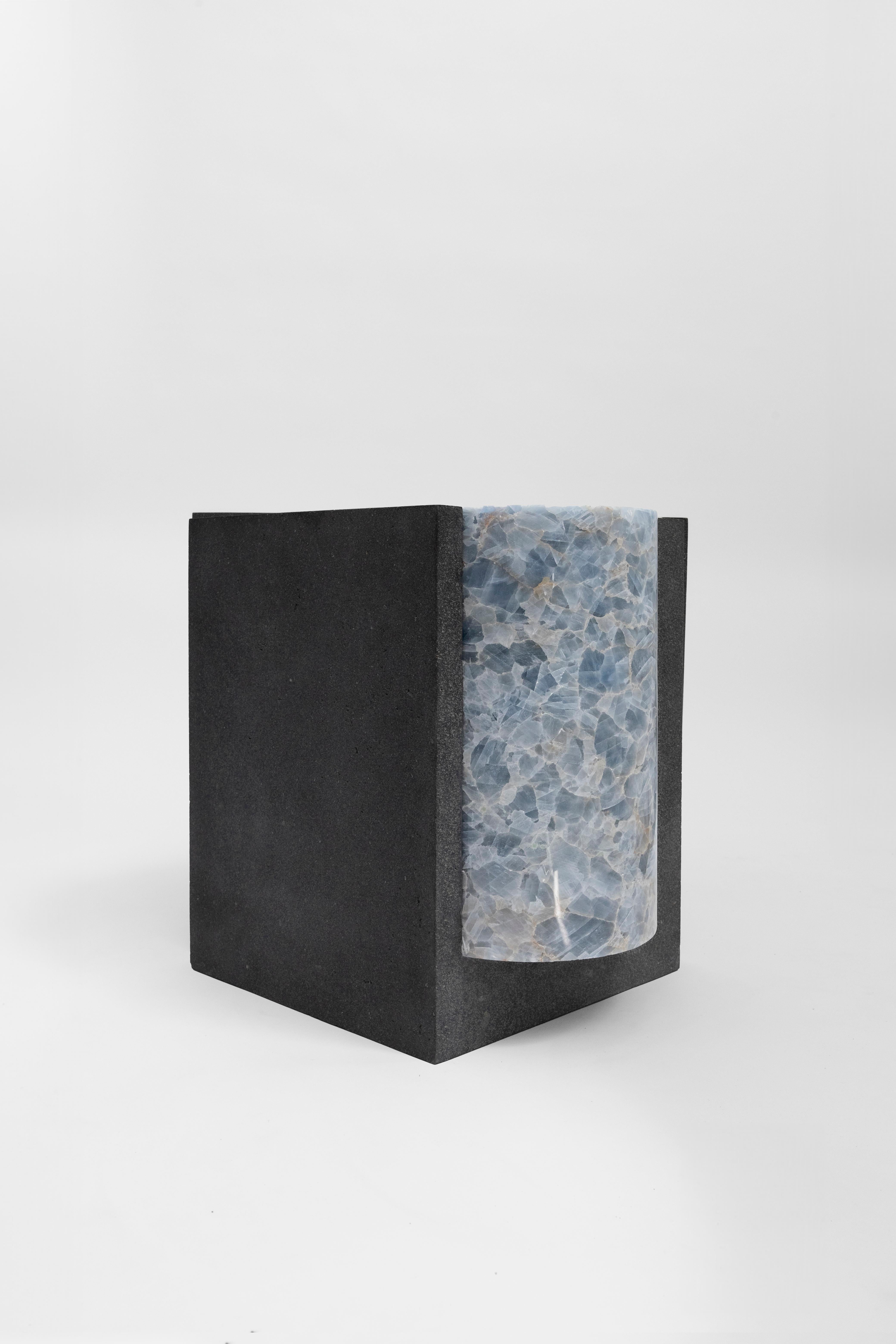 Abat-jour volcanique I - Sten Studio - Pierre de lave et calcite bleue en vente 2