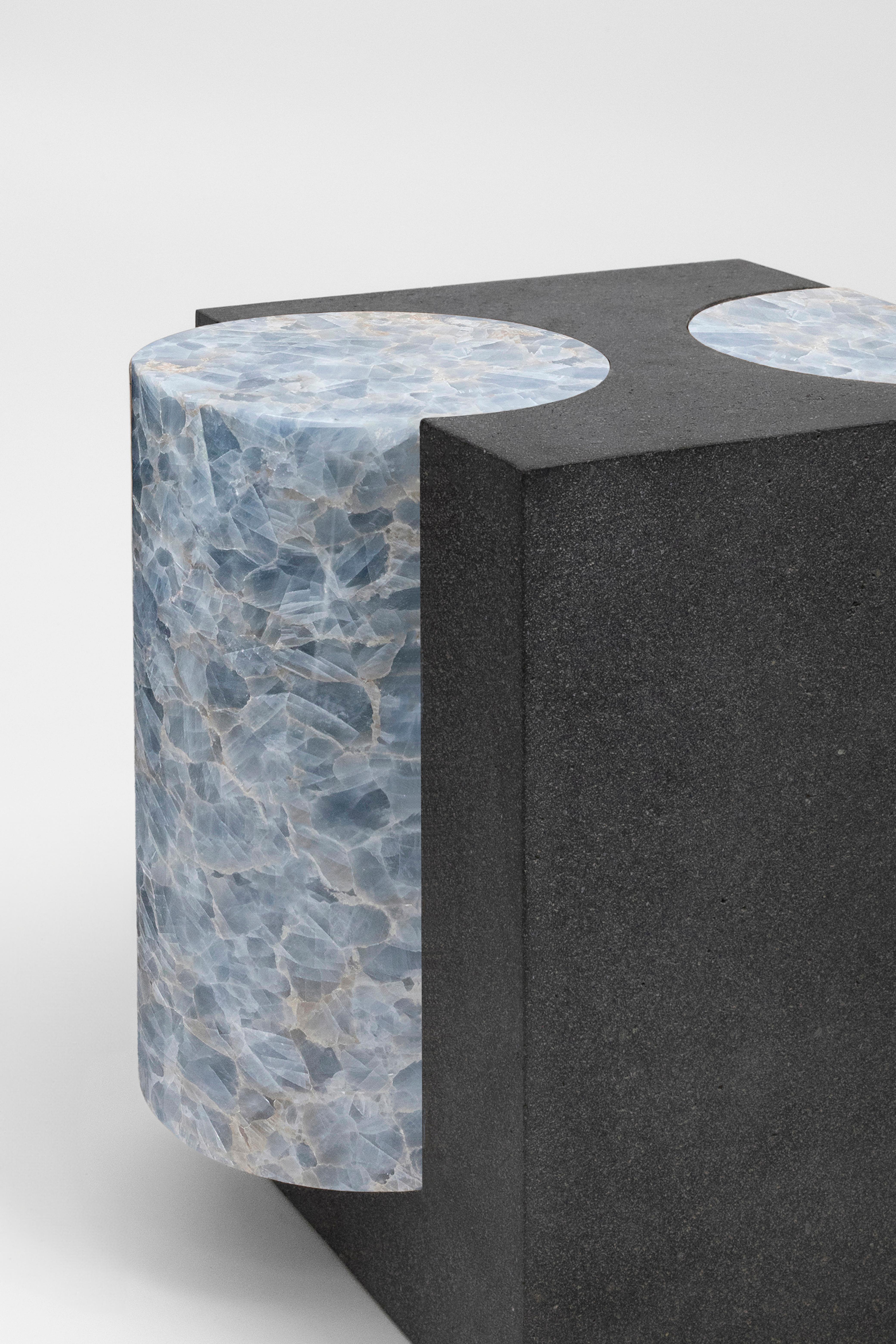 Abat-jour volcanique I - Sten Studio - Pierre de lave et calcite bleue en vente 3