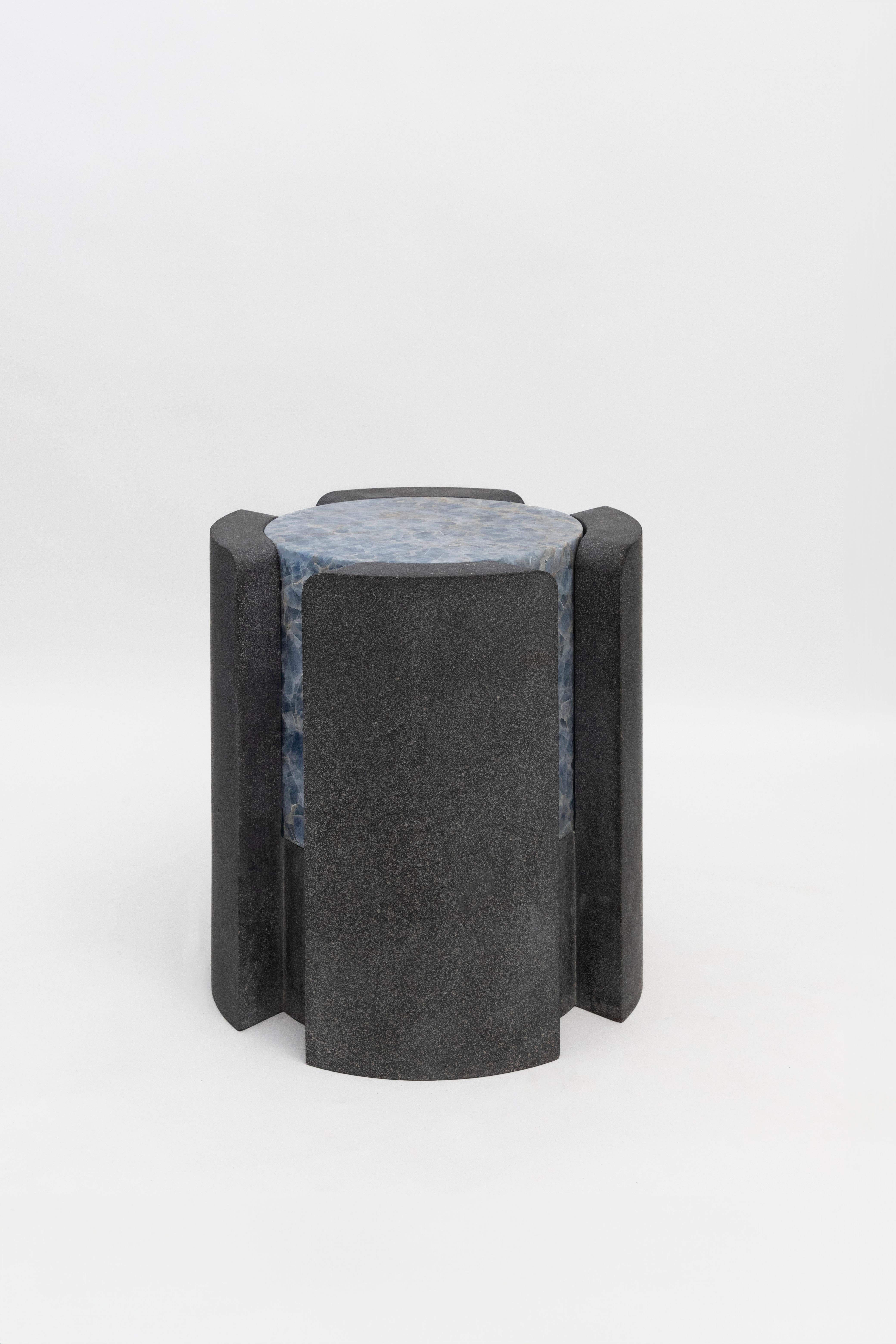 MATERIAL : Pierre de lave et calcite bleue
A l'intérieur et à l'extérieur
Table d'appoint / Tabouret

Grâce à un langage géométrique abstrait où cubes et cylindres alternent de manière ludique, ces tabourets représentent les connexions millénaires