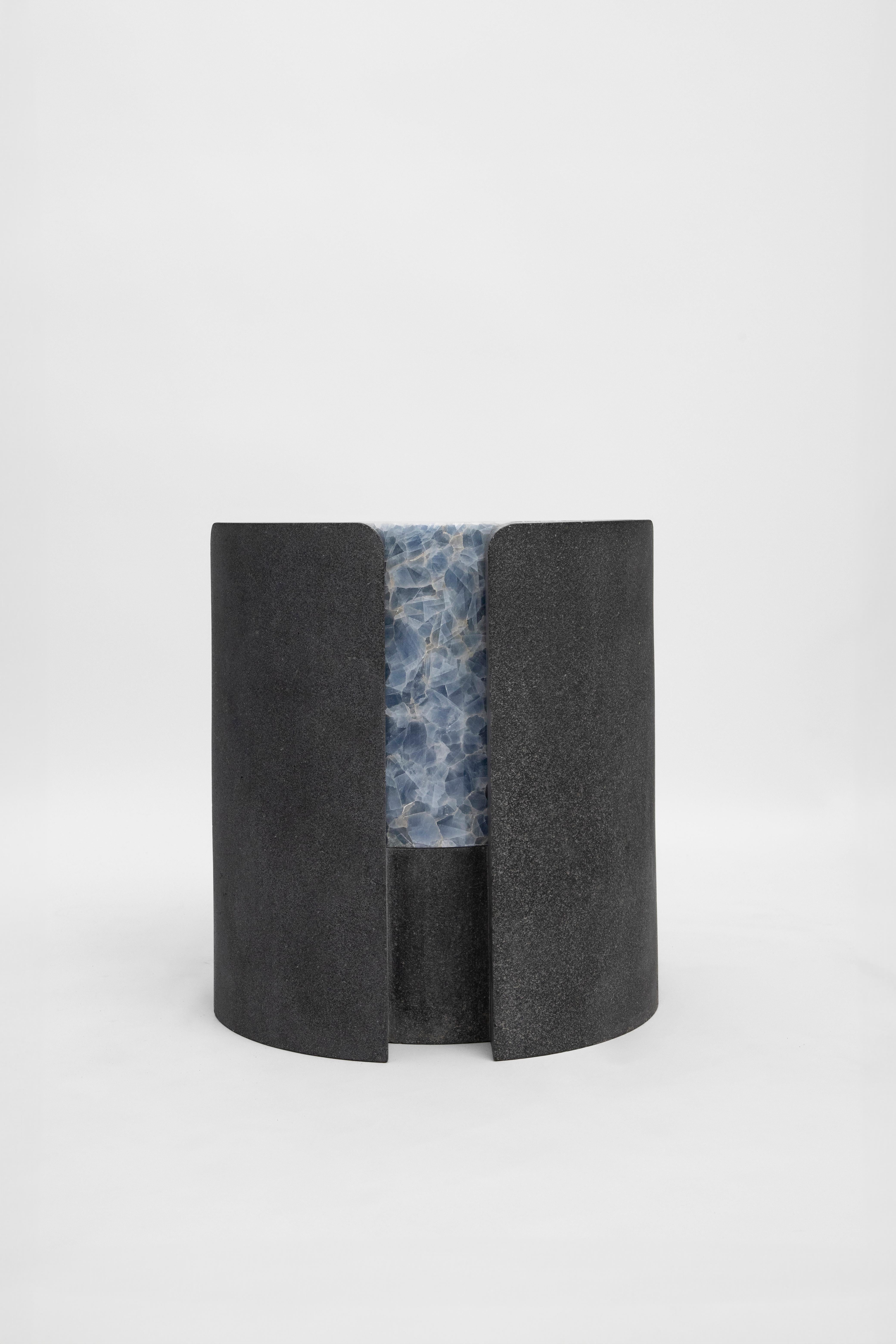 Fait main Abat-jour volcanique III - Sten Studio - Pierre de lave et calcite bleue en vente