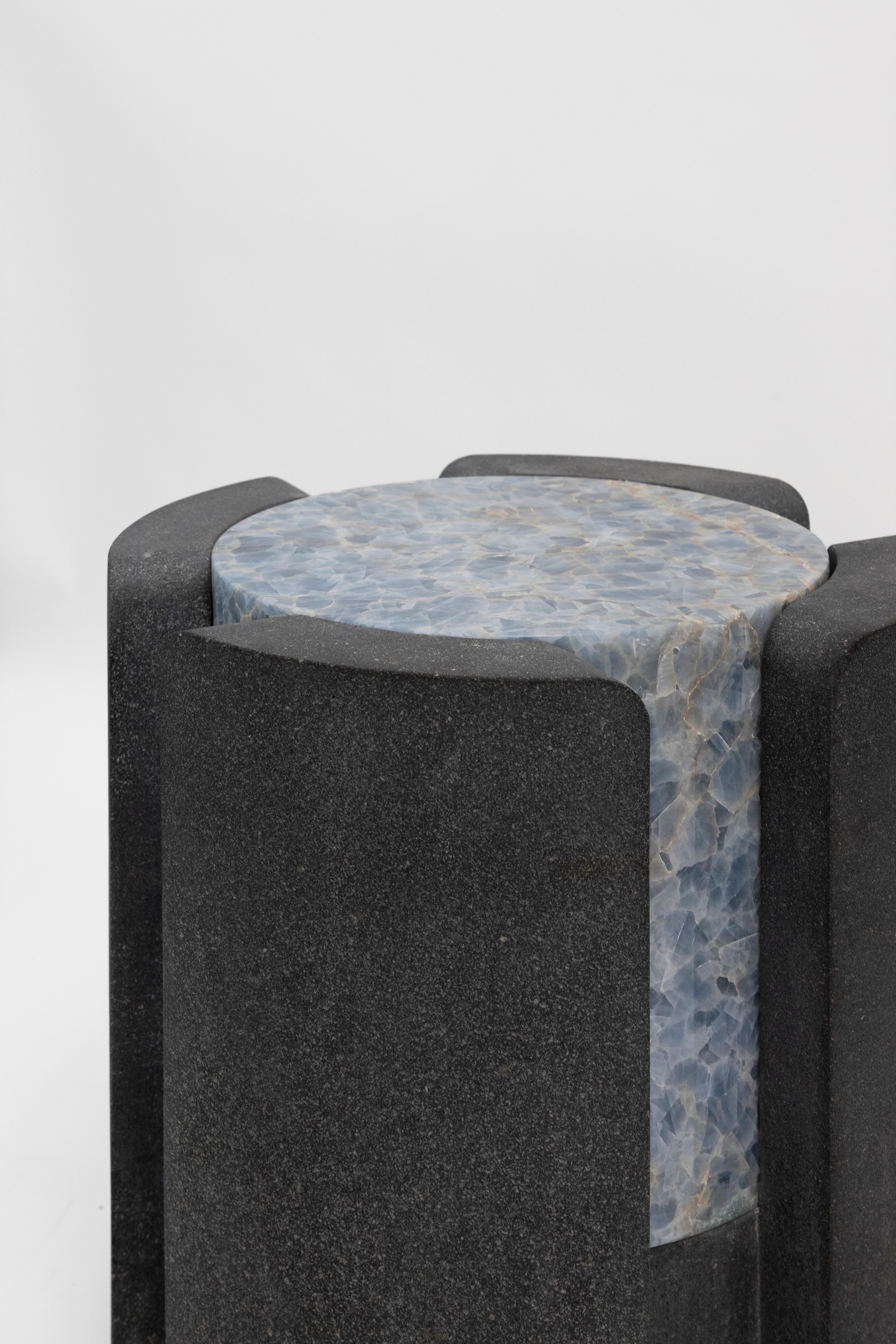 XXIe siècle et contemporain Abat-jour volcanique III - Sten Studio - Pierre de lave et calcite bleue en vente