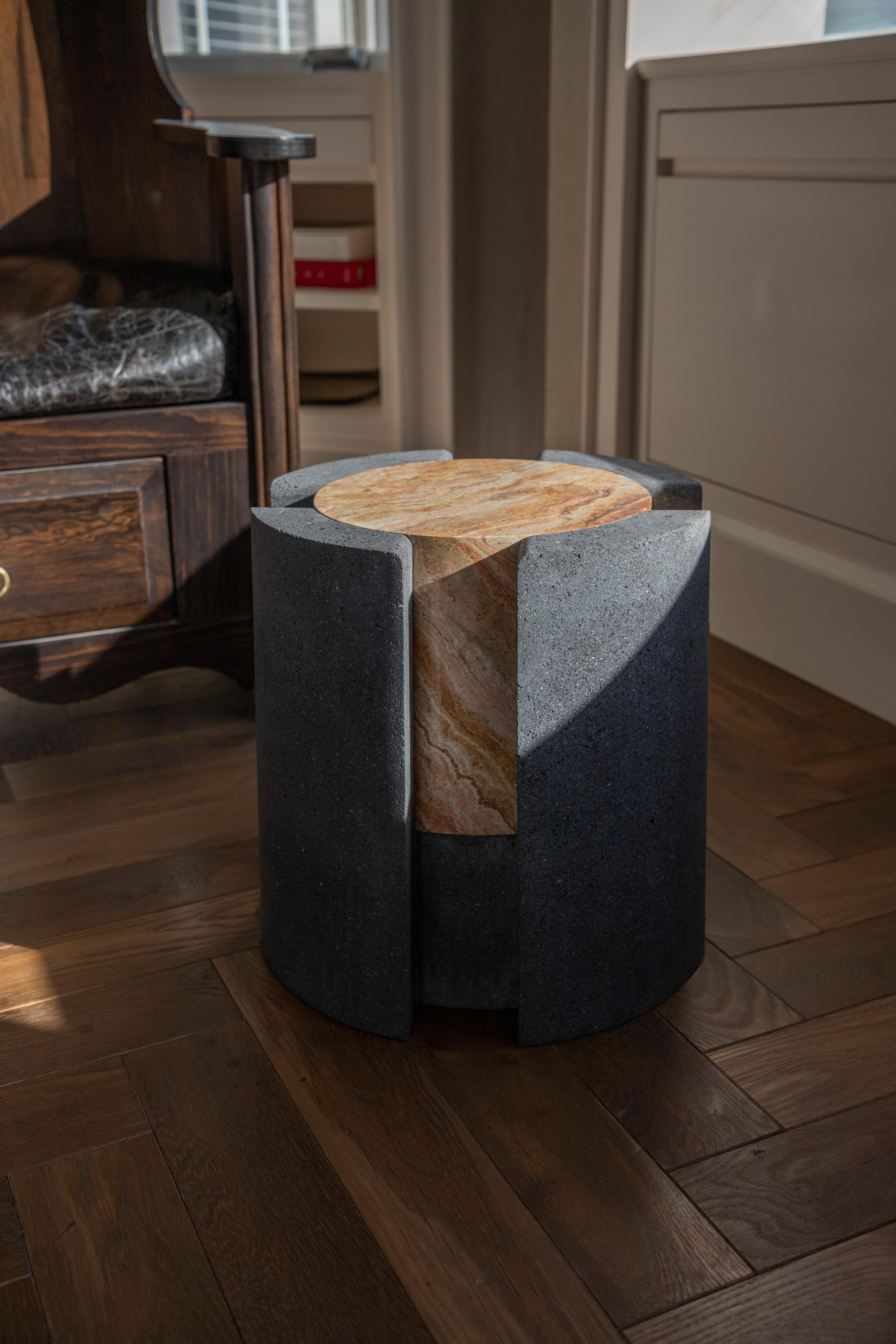 Abat-jour volcanique III - Sten Studio - Pierre de lave et calcite bleue en vente 2