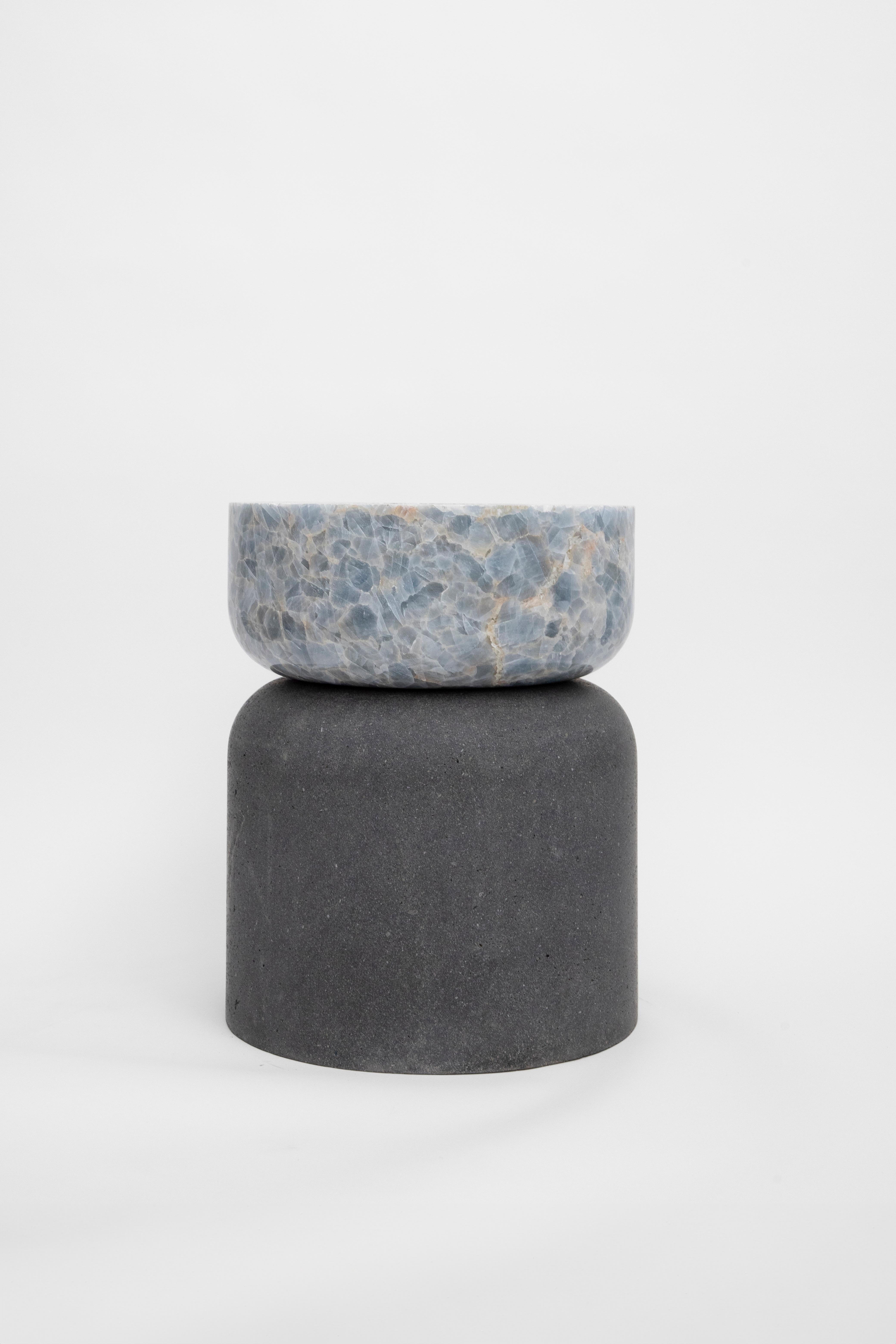 MATERIAL : Pierre de lave et calcite bleue
A l'intérieur et à l'extérieur
Table d'appoint / Tabouret

Grâce à un langage géométrique abstrait où cubes et cylindres alternent de manière ludique, ces tabourets représentent les connexions millénaires