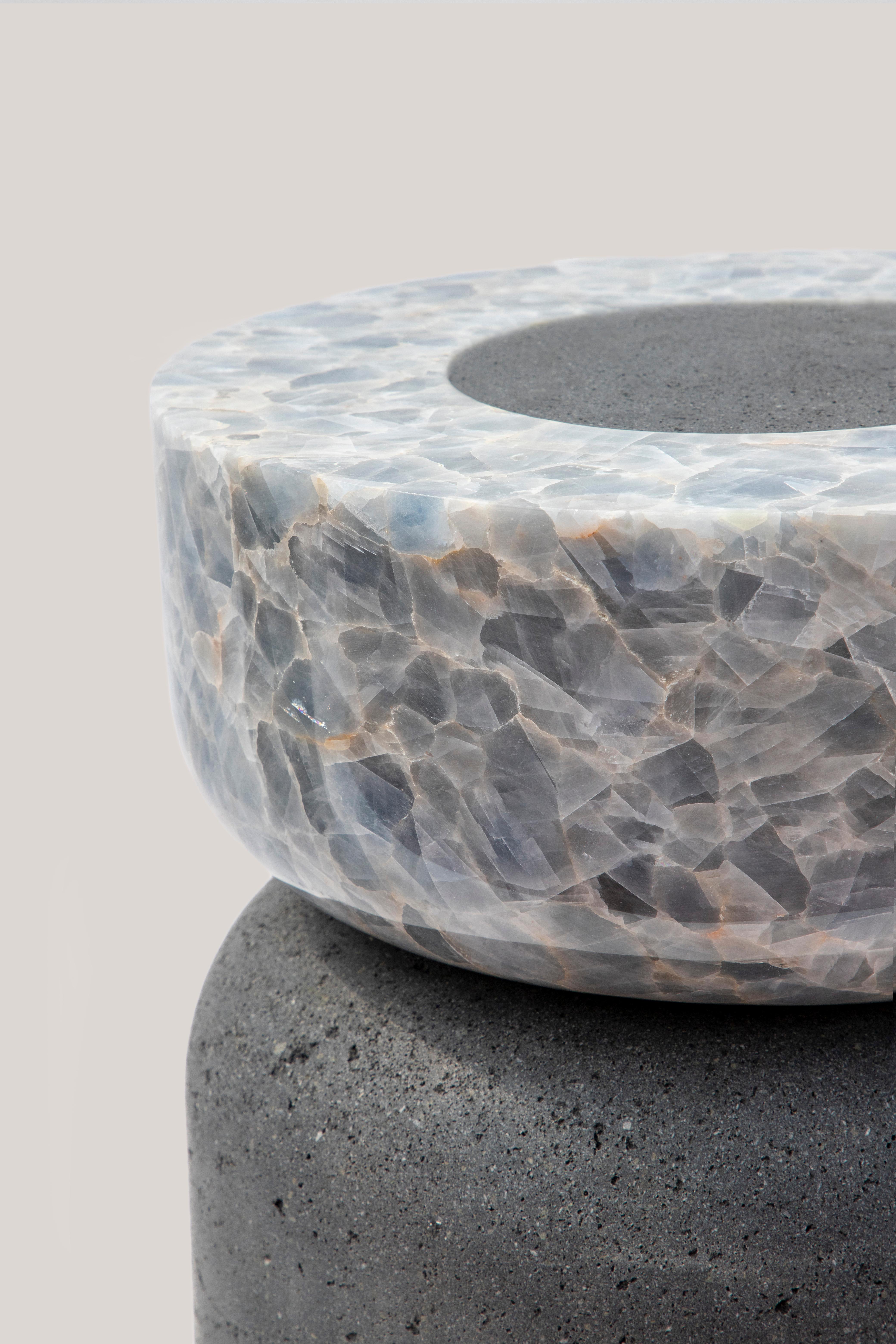 Fait main Abat-jour volcanique IV - Sten Studio - Pierre de lave et calcite bleue en vente