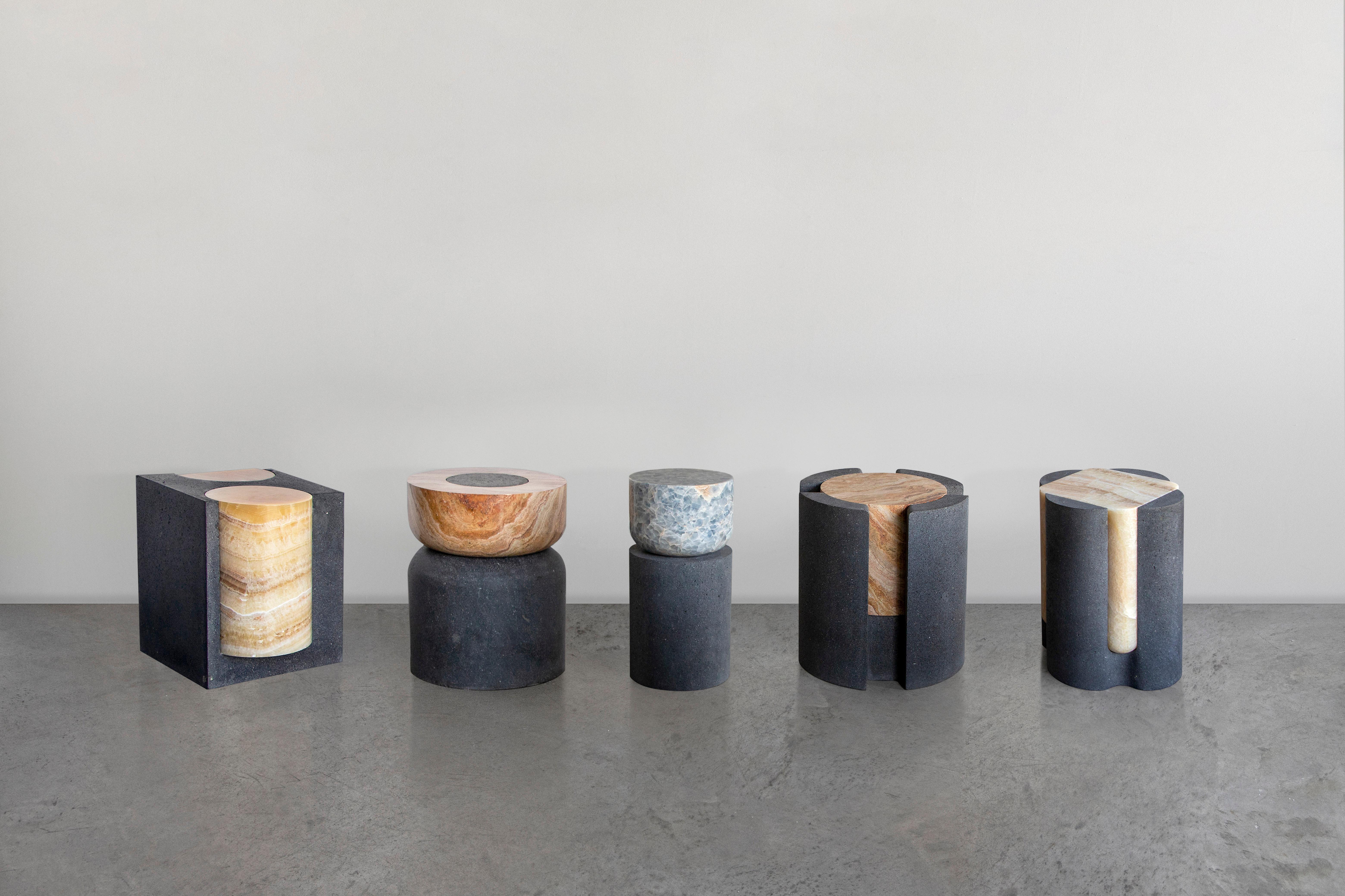 XXIe siècle et contemporain Abat-jour volcanique IV - Sten Studio - Pierre de lave et calcite bleue en vente