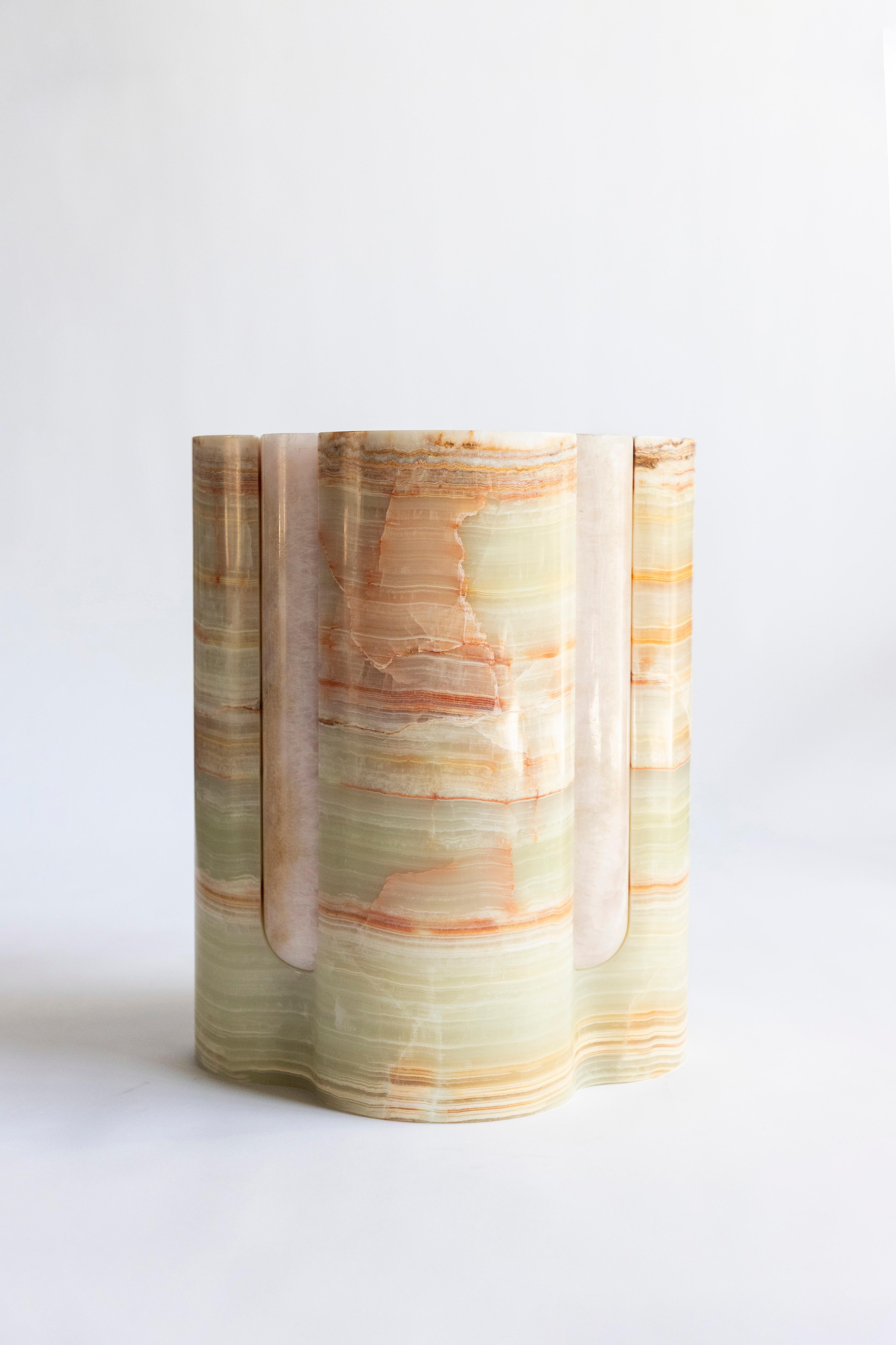 MATERIAL : Onyx vert olive et onyx rose
Edition limitée à 15 exemplaires
Pour l'intérieur
Fabriqué au Mexique

Si, en principe, le marbre n'est pas d'origine volcanique, le marbre Yule, veiné et à grain fin, utilisé pour cette variante des tabourets