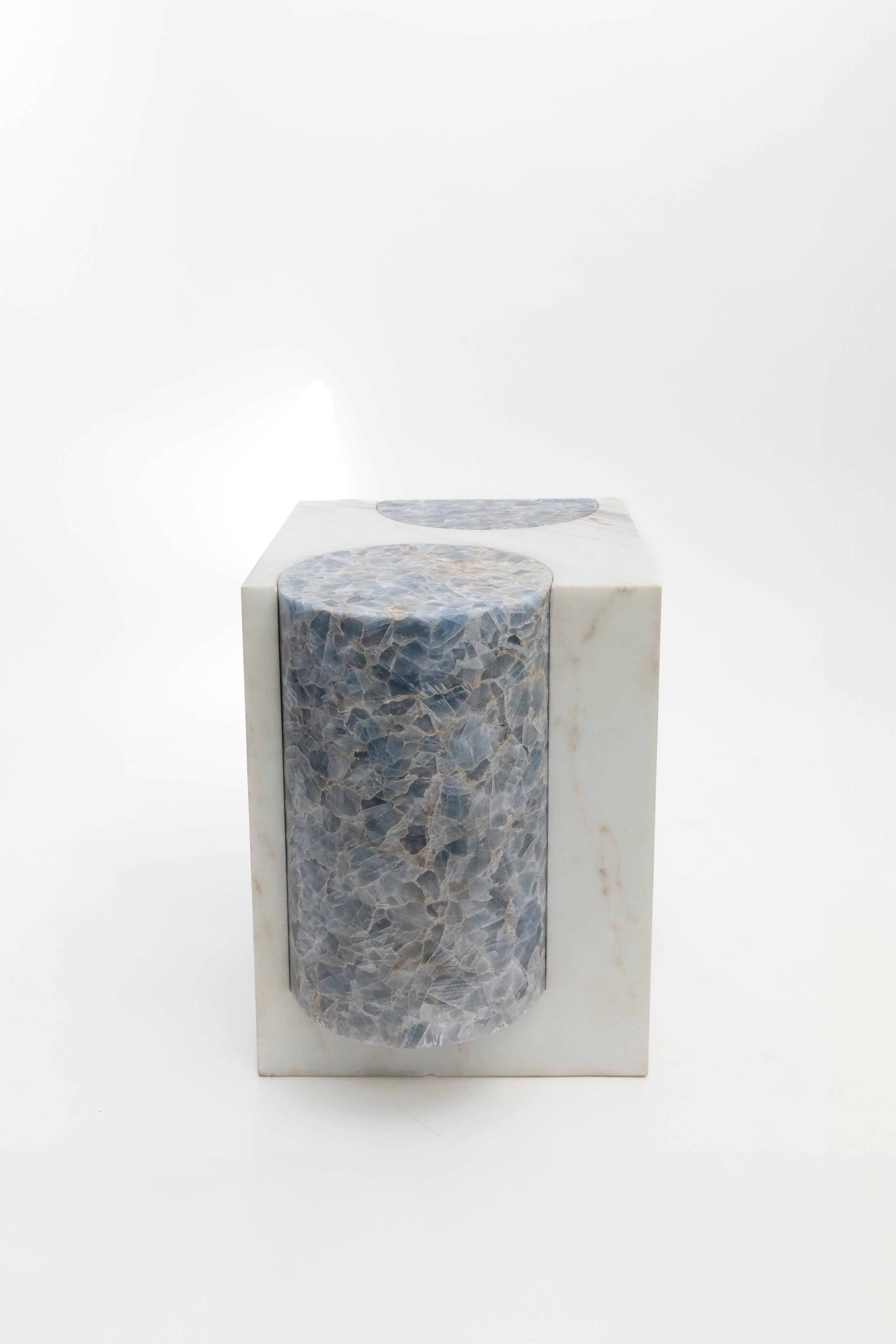 MATERIAL : Marbre calacatta doré et calcite bleue
A l'intérieur et à l'extérieur
Table d'appoint / Tabouret

Si, en principe, le marbre n'est pas d'origine volcanique, le marbre Yule, veiné et à grain fin, utilisé pour cette variante des tabourets