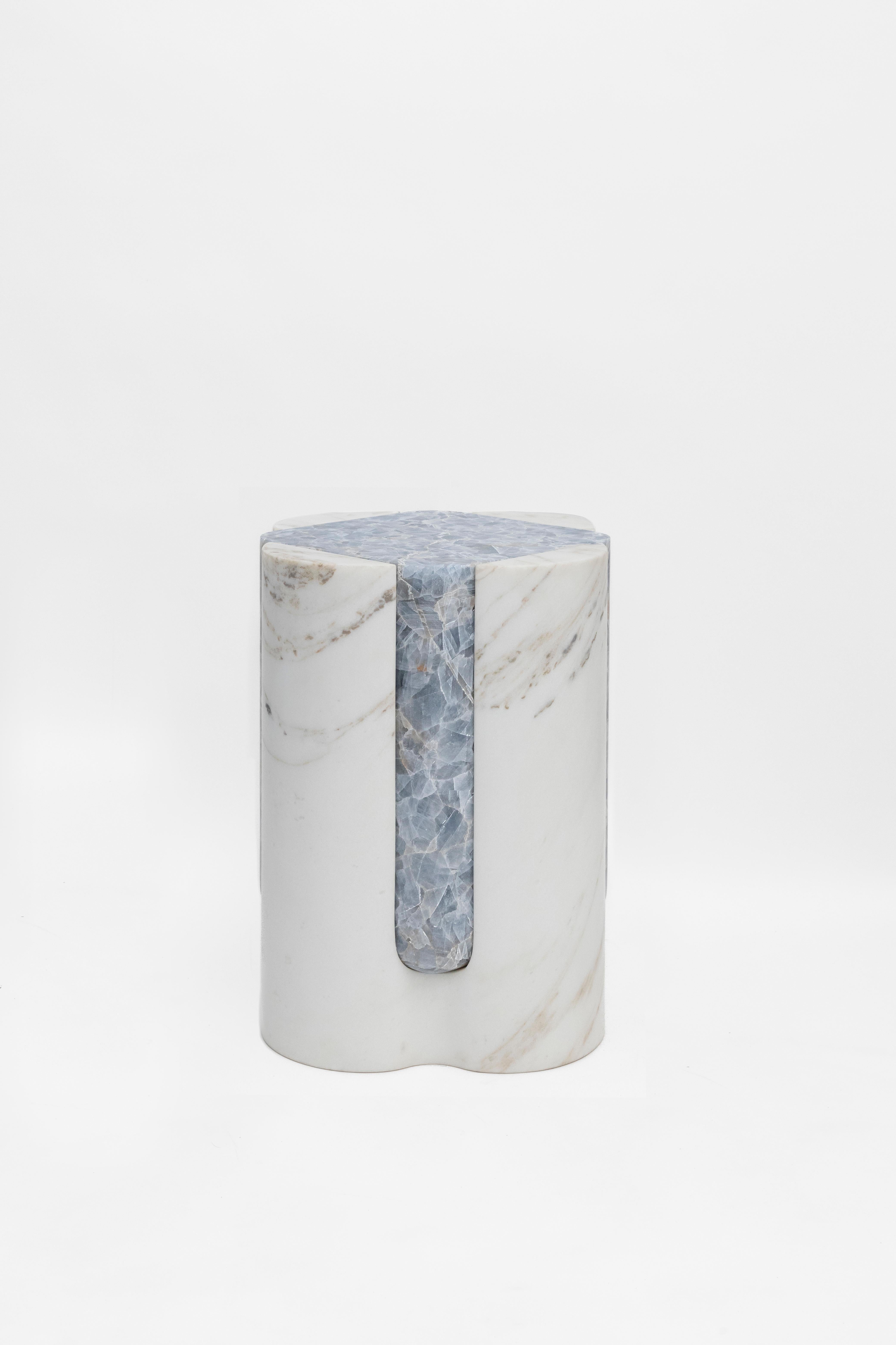 MATERIAL : Marbre Calacatta doré et calcite bleue
Pour l'intérieur et l'extérieur
Table d'appoint / Tabouret
Fabriqué au Mexique

Si, en principe, le marbre n'est pas d'origine volcanique, le marbre Yule, veiné et à grain fin, utilisé pour cette