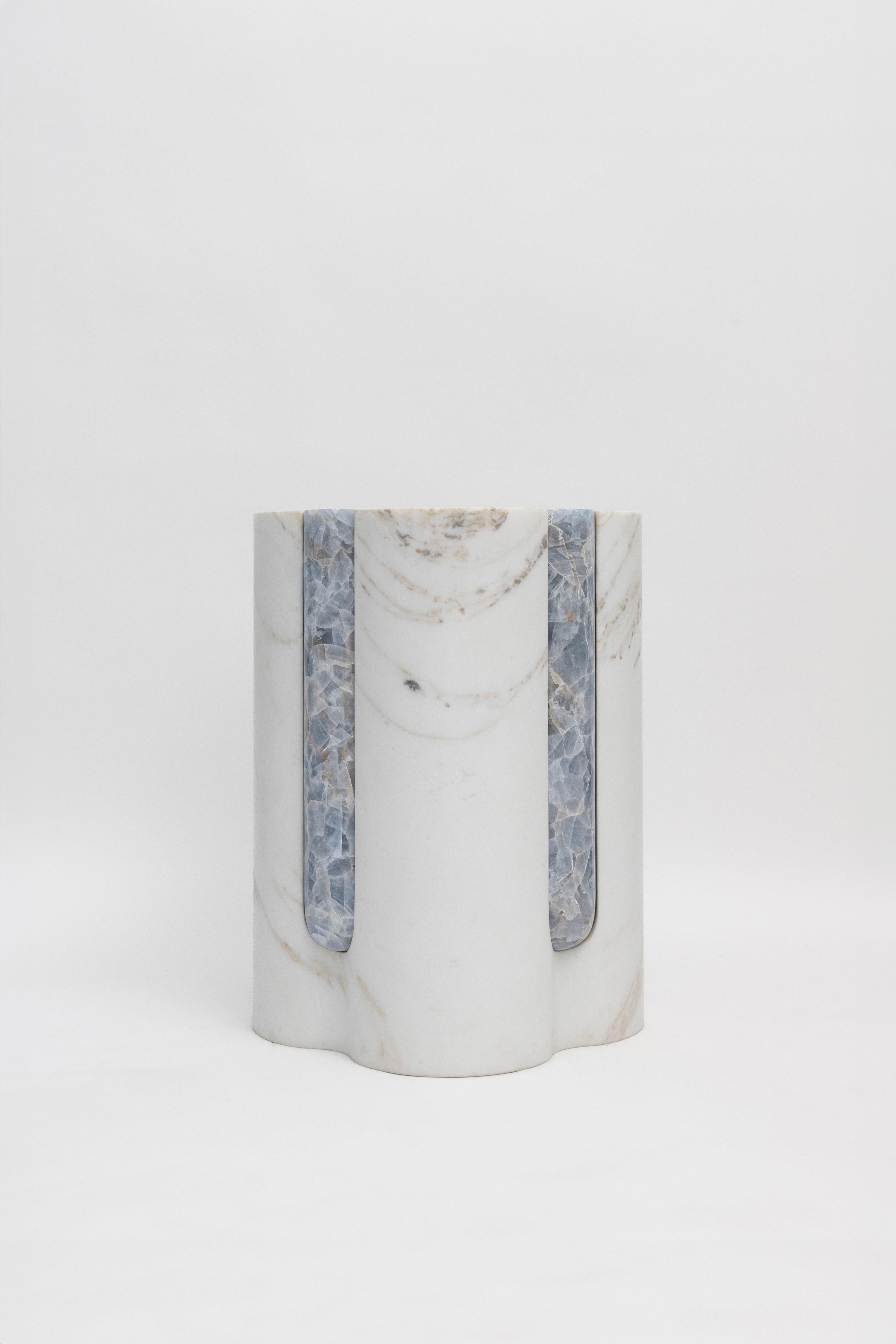 Mexicain Abat-jour volcanique en marbre II - Sten Studio - Calacatta dorée et calcite bleue en vente