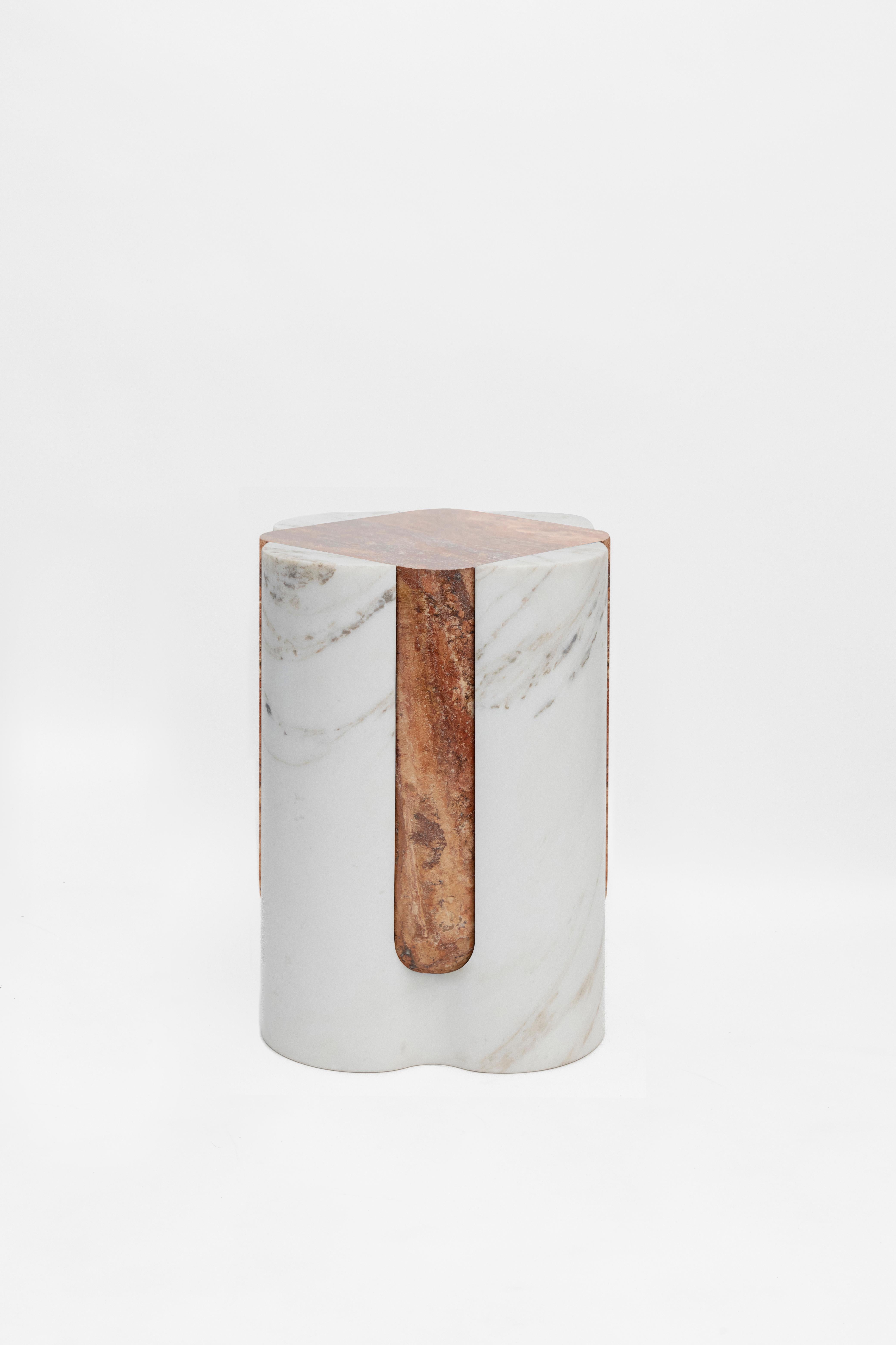 MATERIAL : Marbre Calacatta doré et travertin rouge
A l'intérieur et à l'extérieur
Table d'appoint / Tabouret
Fabriqué au Mexique

Si, en principe, le marbre n'est pas d'origine volcanique, le marbre Yule, veiné et à grain fin, utilisé pour cette