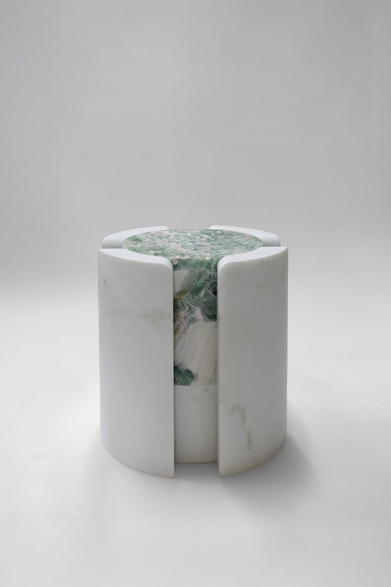Matériaux : Marbre Calacatta doré et fluorine
A l'intérieur
Table d'appoint / Tabouret

Si, en principe, le marbre n'est pas d'origine volcanique, le marbre Yule, veiné et à grain fin, utilisé pour cette variante des tabourets caractéristiques de