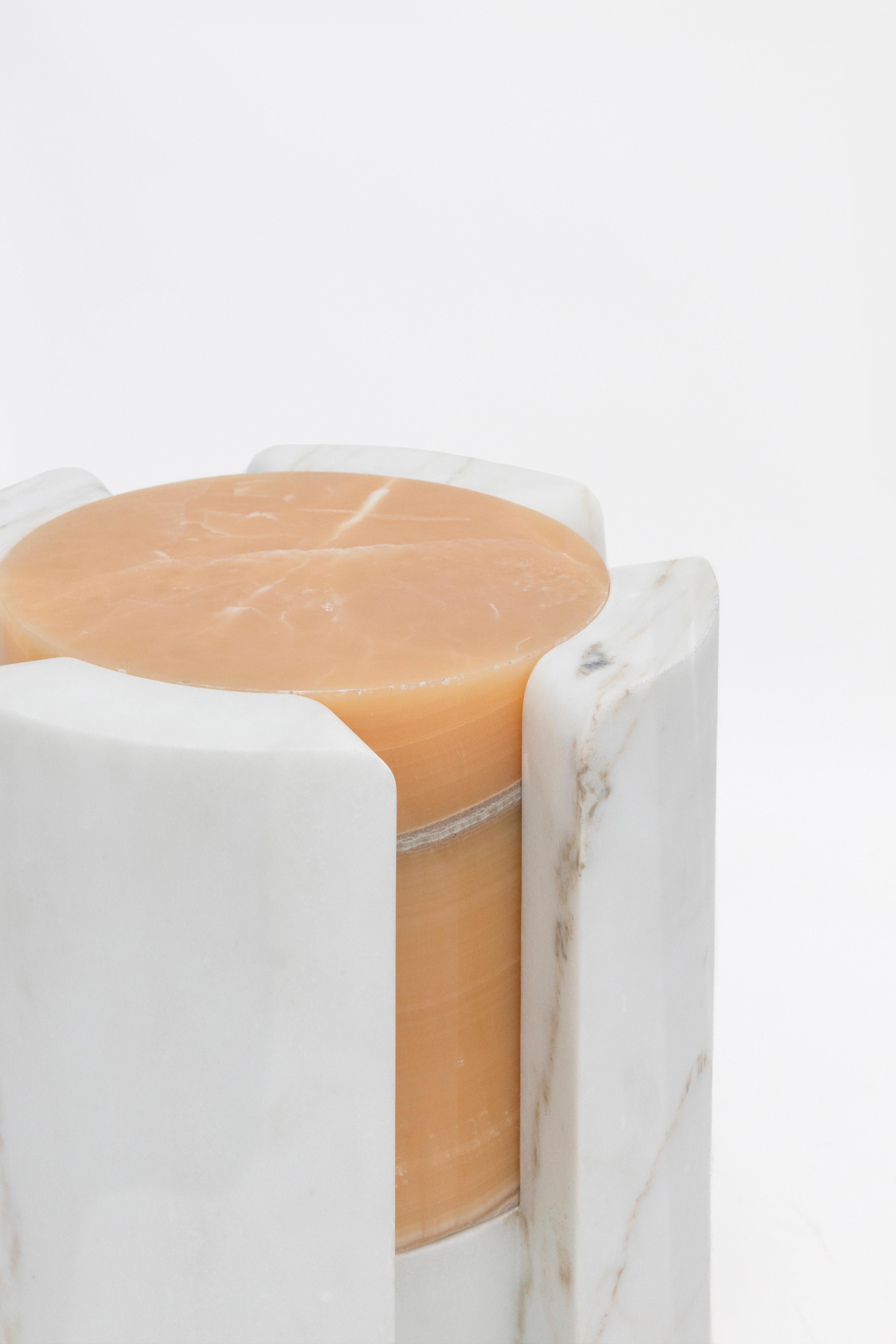 Fatto a mano Sfumature vulcaniche di marmo III - Sten Studio - Calacatta dorata e onice ananas in vendita