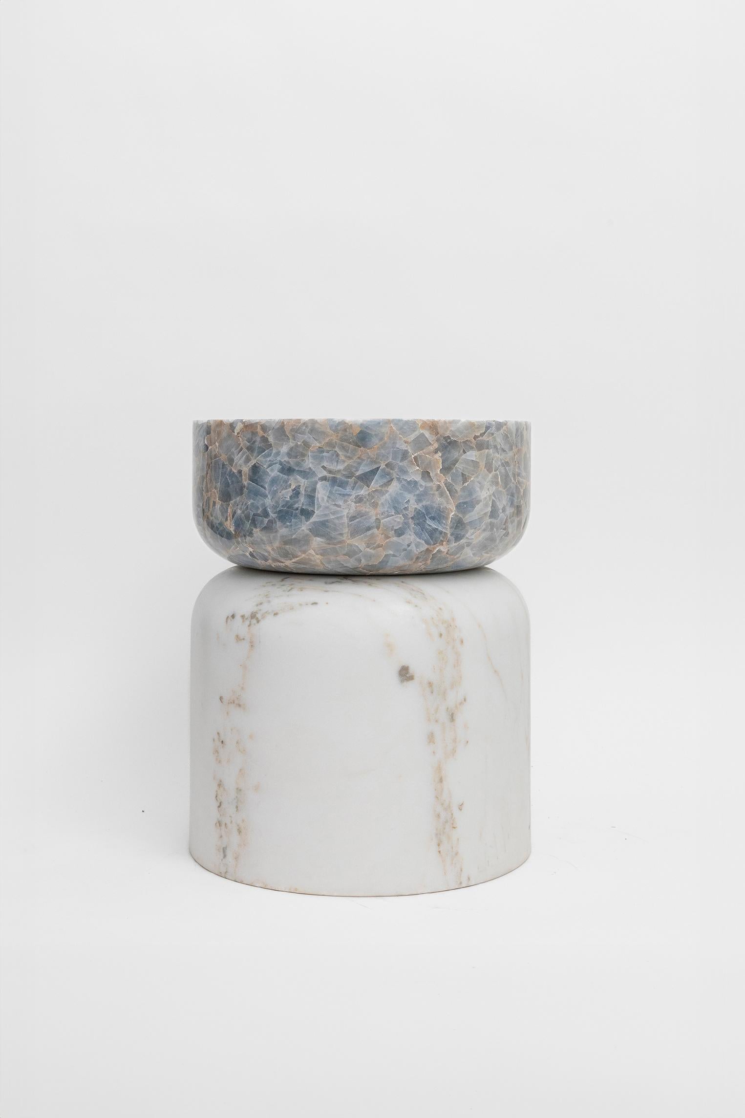 MATERIAL : Marbre Calacatta doré et calcite bleue
A l'intérieur et à l'extérieur
Table d'appoint / Tabouret

Si, en principe, le marbre n'est pas d'origine volcanique, le marbre Yule, veiné et à grain fin, utilisé pour cette variante des tabourets