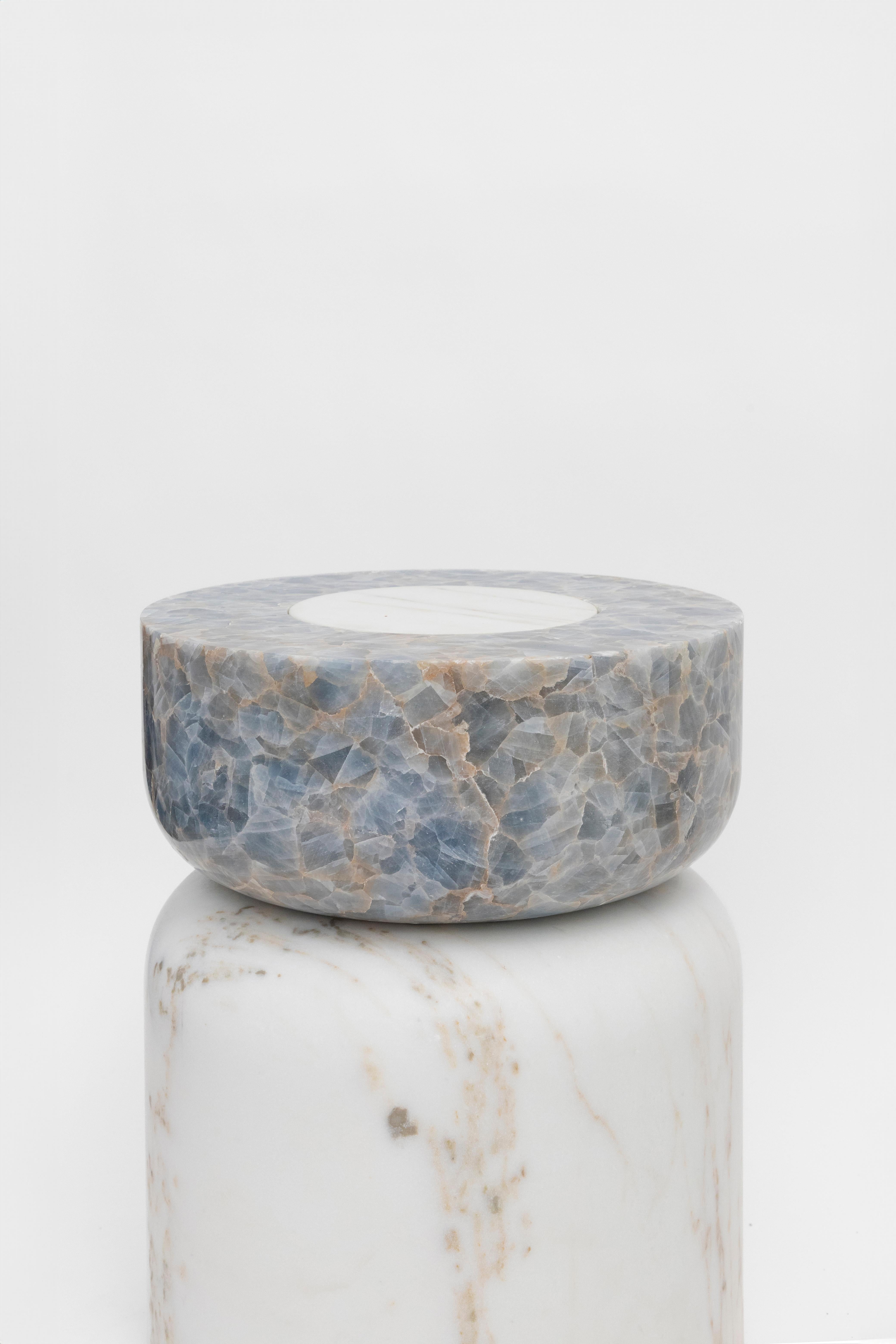 Fait main Abat-jour volcanique en marbre IV - Sten Studio - Calacatta dorée et calcite bleue en vente