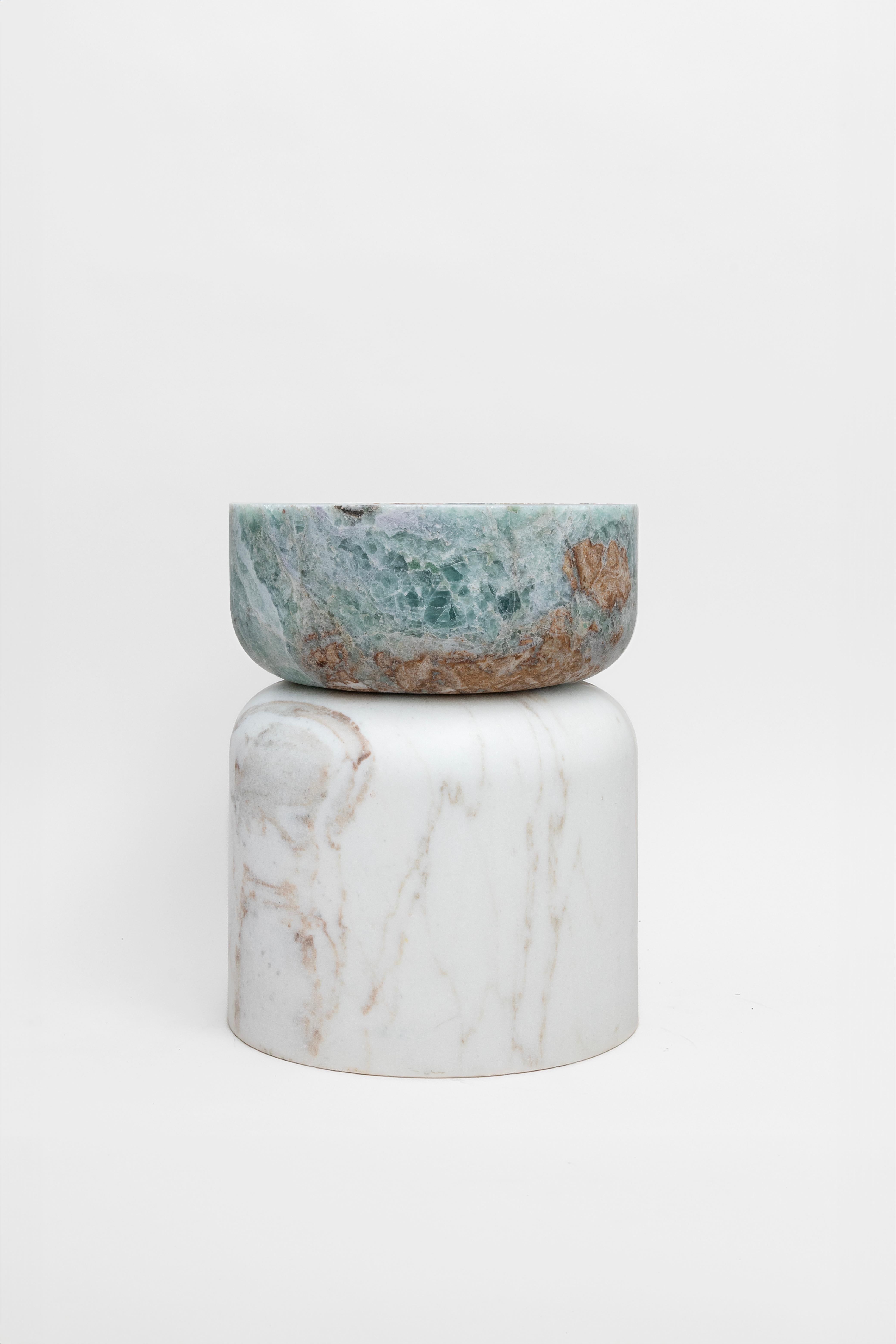 Matériaux : Marbre Calacatta doré et fluorine
A l'intérieur et à l'extérieur
Table d'appoint / Tabouret

Si, en principe, le marbre n'est pas d'origine volcanique, le marbre Yule, veiné et à grain fin, utilisé pour cette variante des tabourets